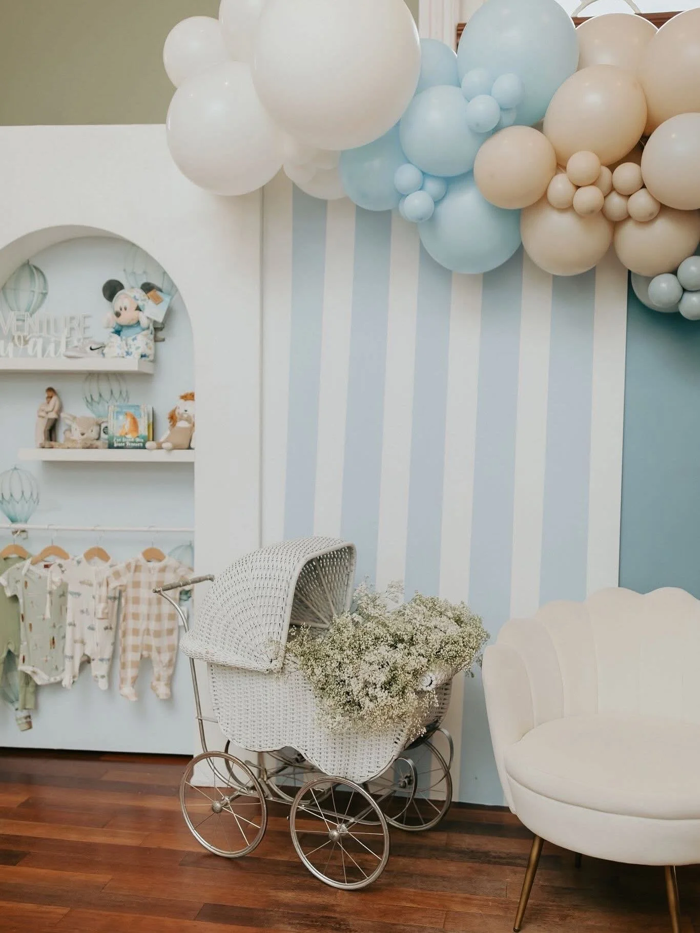 From hot air balloons to a sweet little baby carriage, this adventure-themed backdrop was adorable in every way! 🧳🩵

Photographer | @photographybydeannamichele 
Venue | Clayton Whistle Stop Train Station
Sweets | @cakerybakebakery