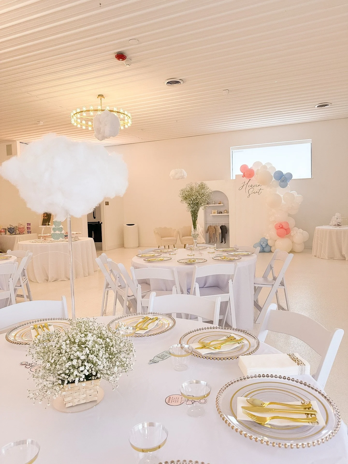 A little heaven on earth ☁️🤍 From soft clouds to an all-white palette we brought the vision to life for this beautiful baby shower.