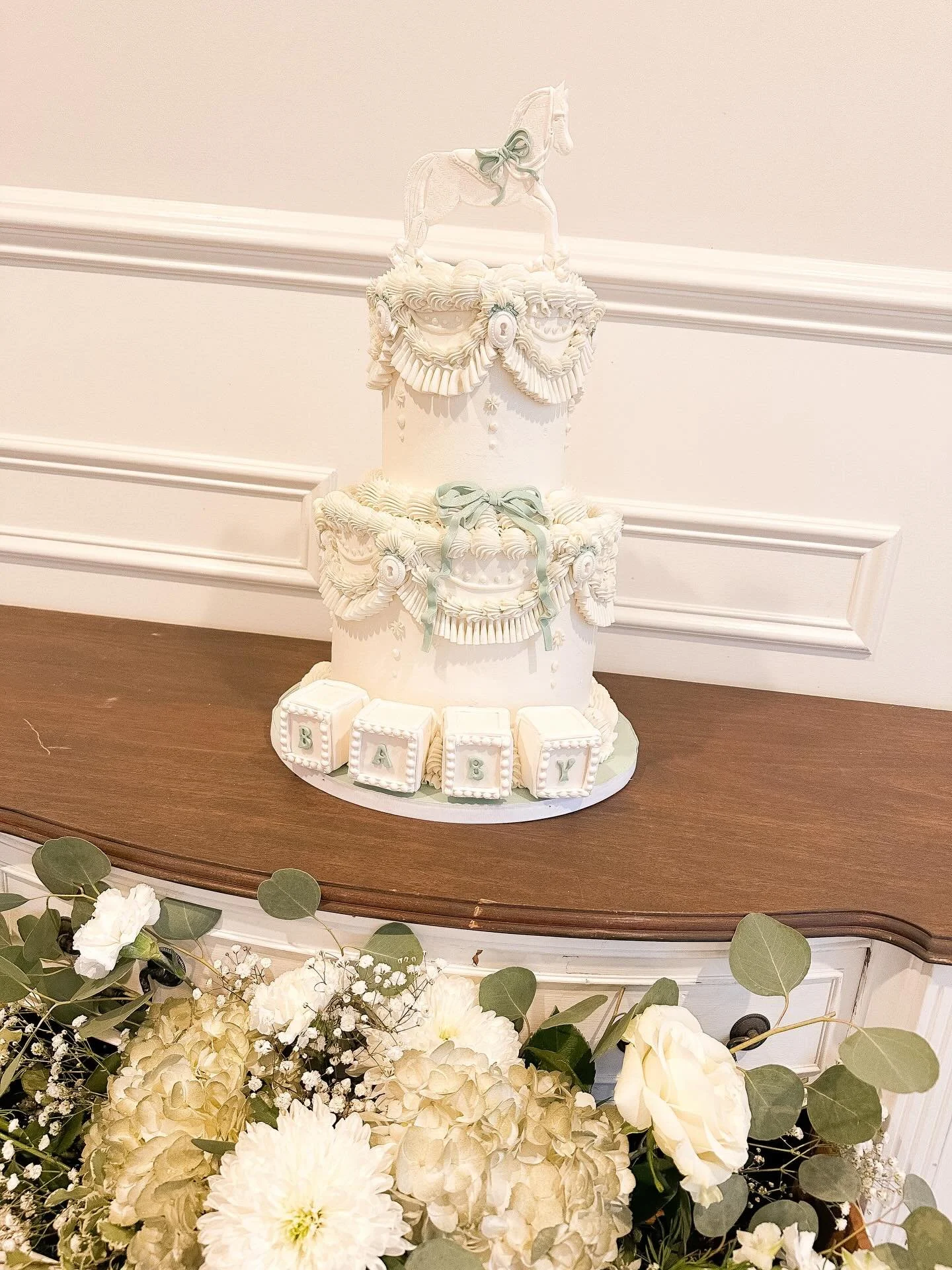 Can we talk about this cake for a second?! 🤍 Total showstopper. Beyond talented, thank you Melissa &amp; team for making this baby shower extra special.
(much more to come from this beautiful baby shower, stay tuned).

@sweetmelissade