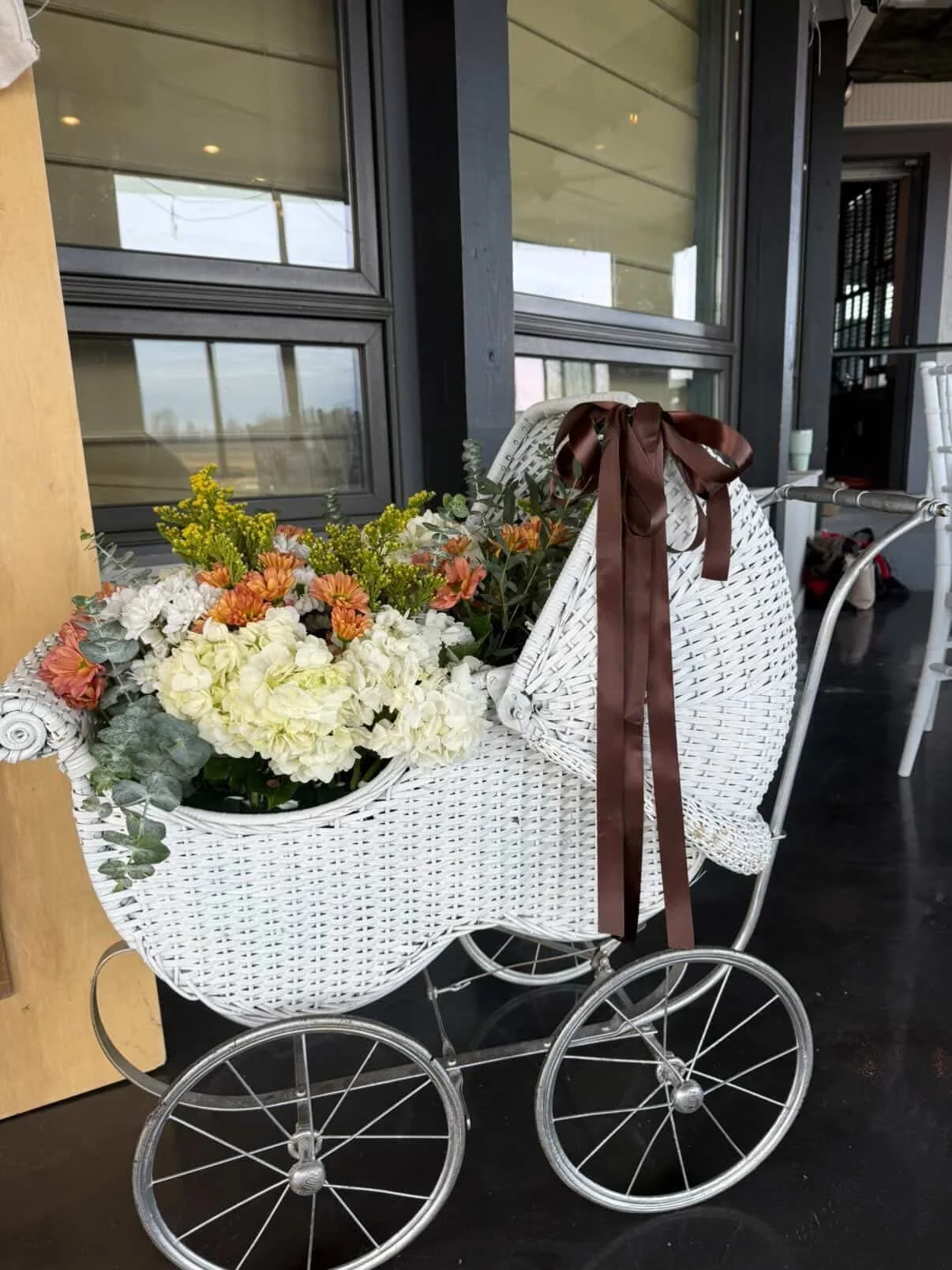 Our white floral baby carriage has been one of our most loved rentals and for good reason! 🤍🌸

But rumor has it&hellip;. a new carriage is on the way and it might be bringing some warmer tones with it 🤎 Stay tuned!