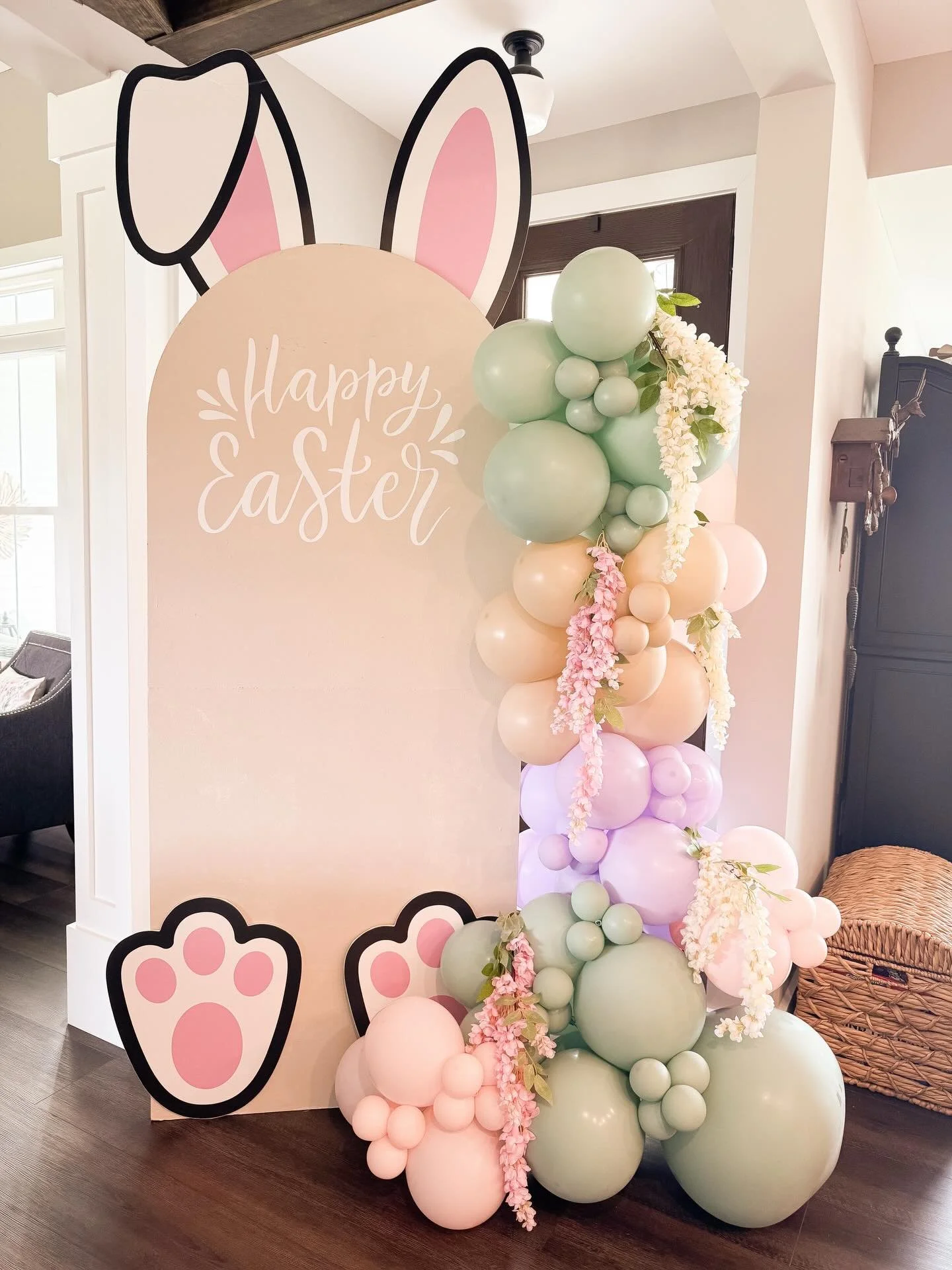 Happy Monday! Hope everyone had an eggcellent Easter yesterday 🐰🌸 This backdrop was hoppin&rsquo; all day long 🐣