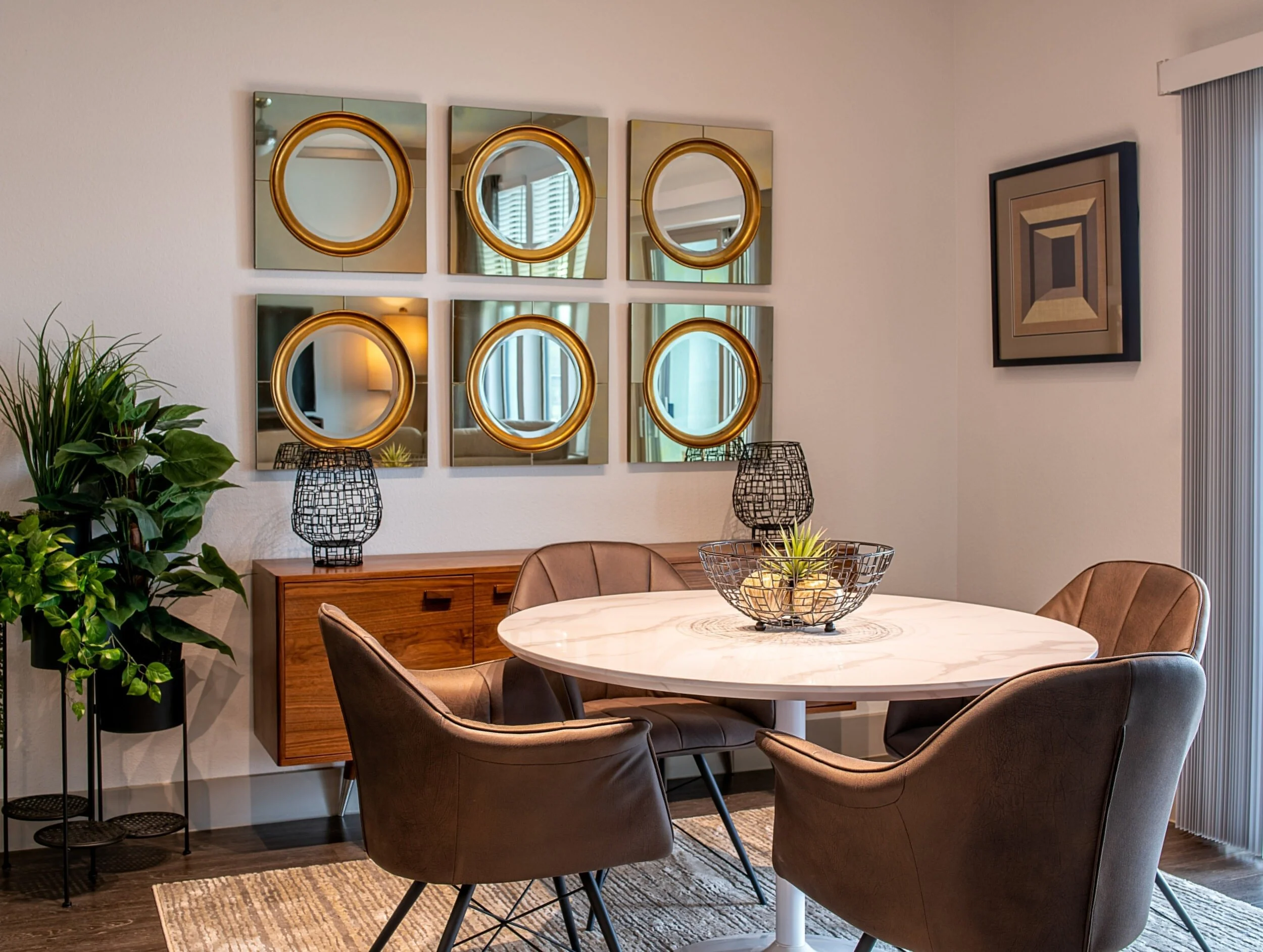 Round dining table with 4 chairs