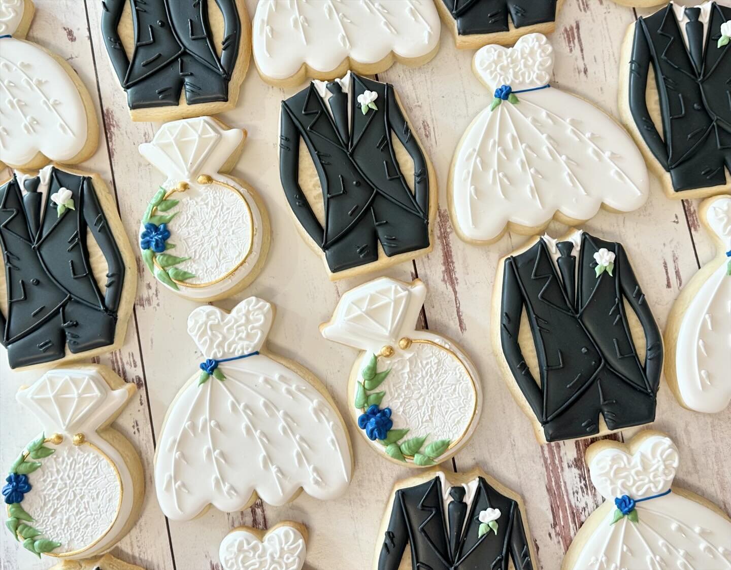 Just shipped this set to Massachusetts for a wedding shower! They make great party favors. 

#weddingshowercookies
#jojoscookieboutique #hayesvillenc #customcookies #partyfavors #decoratedcookies