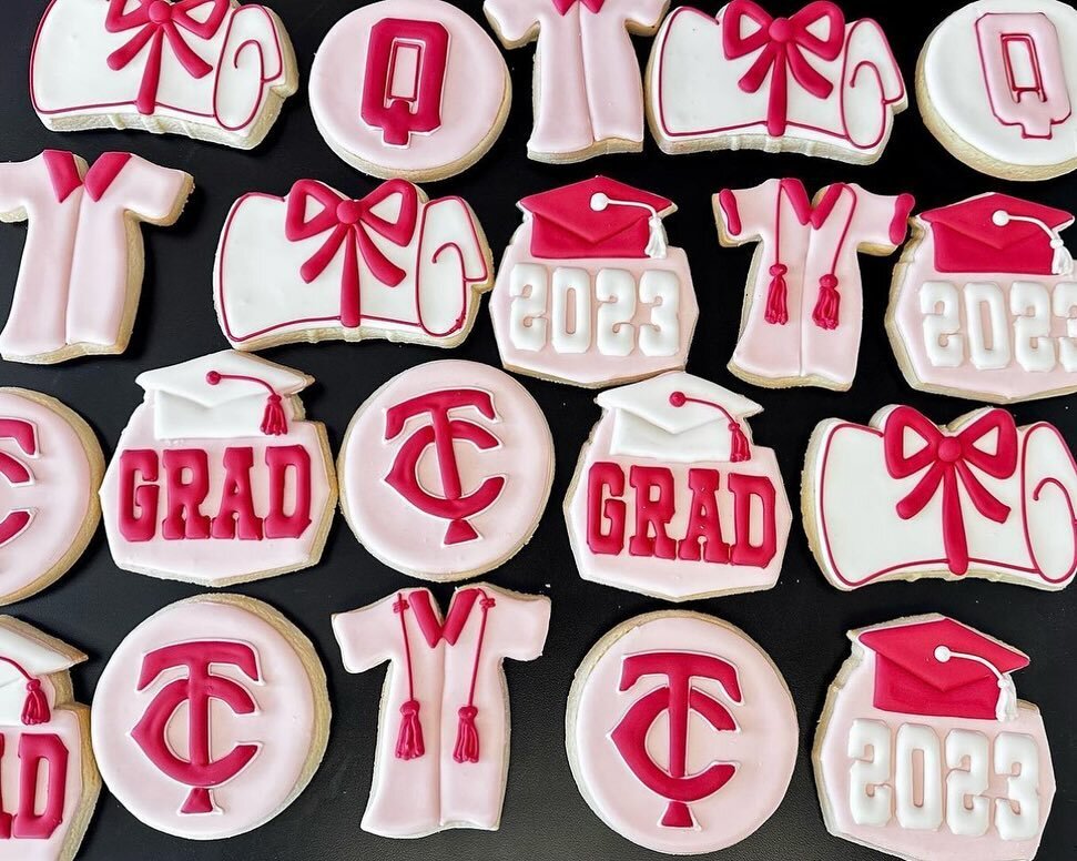 Now ACCEPTING Graduation Cookie Orders! May is already starting to fill up, so don&rsquo;t delay. To submit your request, go to ➡️ https://www.jojoscookieboutique.com/customcookies and fill out our online form. We can&rsquo;t wait to hear from you! ✏