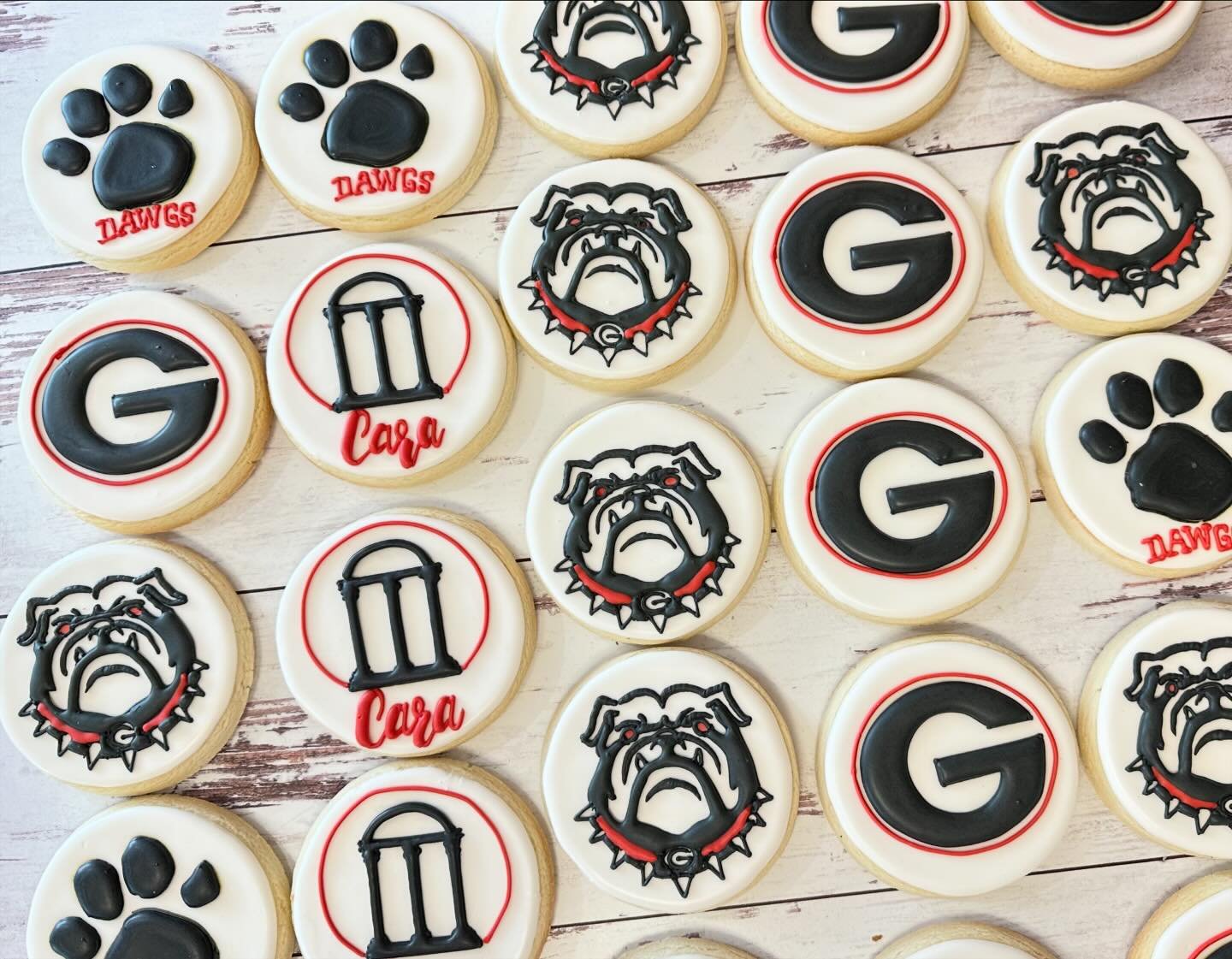One of three sets of #collegecookies shipped to Atlanta yesterday! Stay tuned for another college reveal tomorrow. #ugacookies #jojoscookieboutique #hayesvillenc