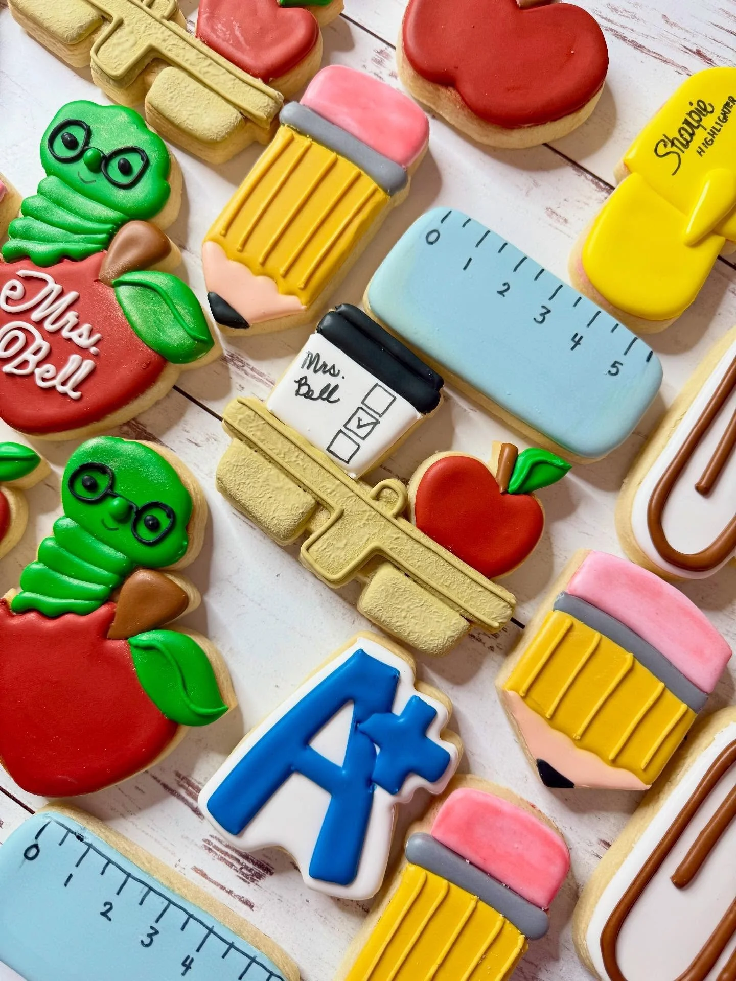 Yes, I&rsquo;m doing Back-to-School Cookies! ✏️📓🚌📚 Starting today, I am accepting custom orders (yes, I can personalize them) AND I will be selling them at my next pop up shop, Saturday, August 2nd, at Alexander&rsquo;s Store (10-2)! 

#jojoscooki