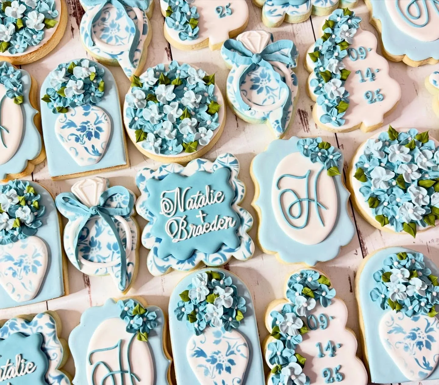 Congratulations Natalie + Braeden! 💍💍💍 

#jojoscookieboutique #blairsvillega #somethingbluecookies #somethingblue #bridalshowercookies