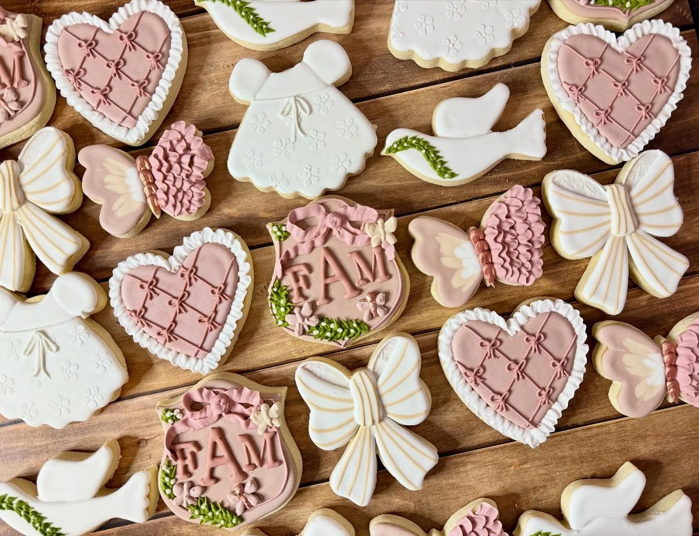 Welcome to the world, Baby Ashcraft! 🍼👶🍼 

#babyshowercookies #jojoscookieboutique #butterflycookies #initialscookies #decoratedcookies #decoratedcookiesofinstagram #partyfavors