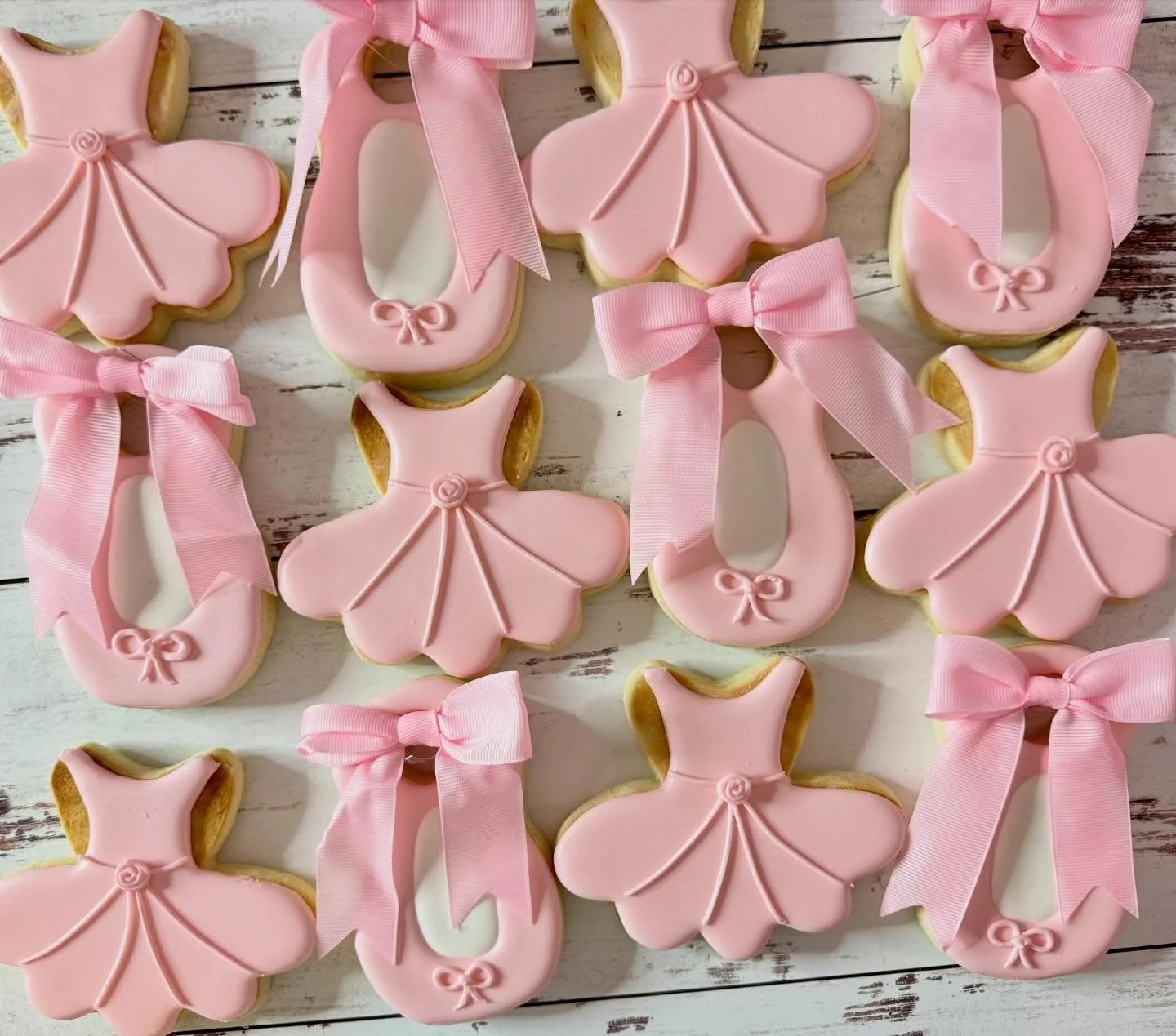 A little late in posting these &hellip;. Hope this little one had a pretty in pink, tutu-filled, fabulous birthday! 🩰🩰🩰

#jojoscookieboutique #blairsvillega #balletcookies #ballerinacookies