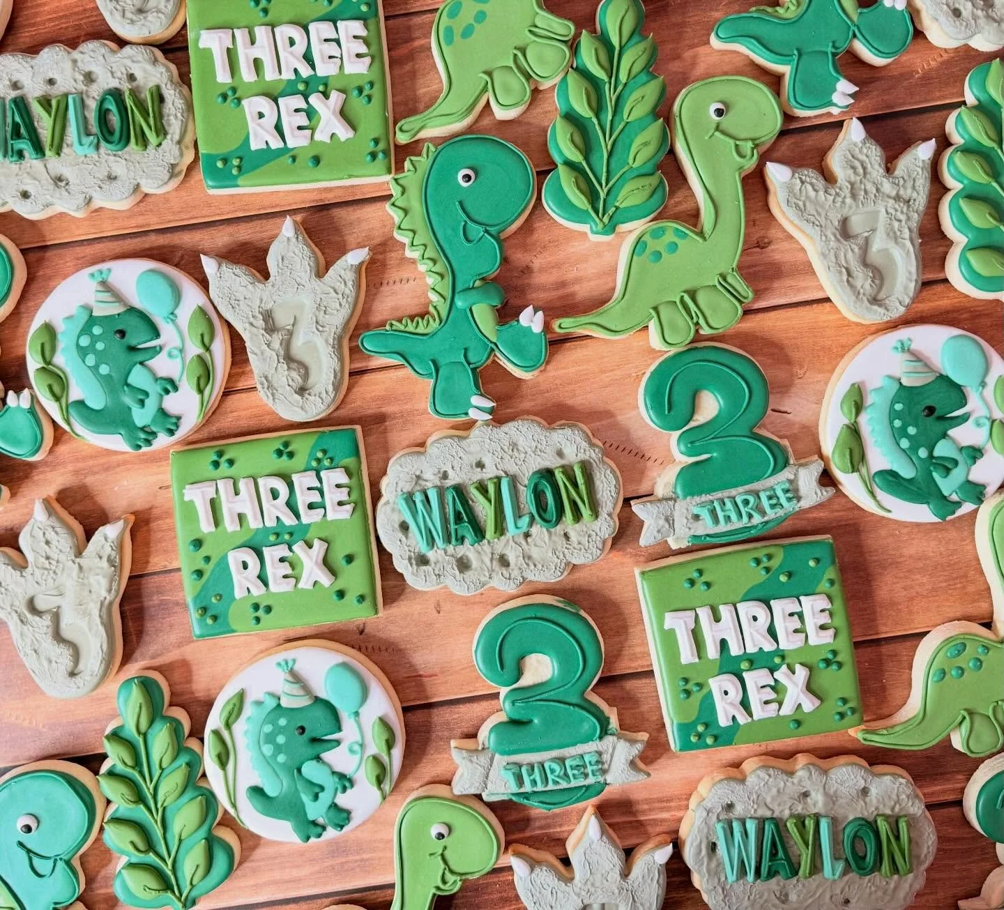 Happy 3rd Birthday Waylon! 🦖🦖🦕🦖🦕

#jojoscookieboutique #blairsvillega #dinosaurcookies #dinosaurparty