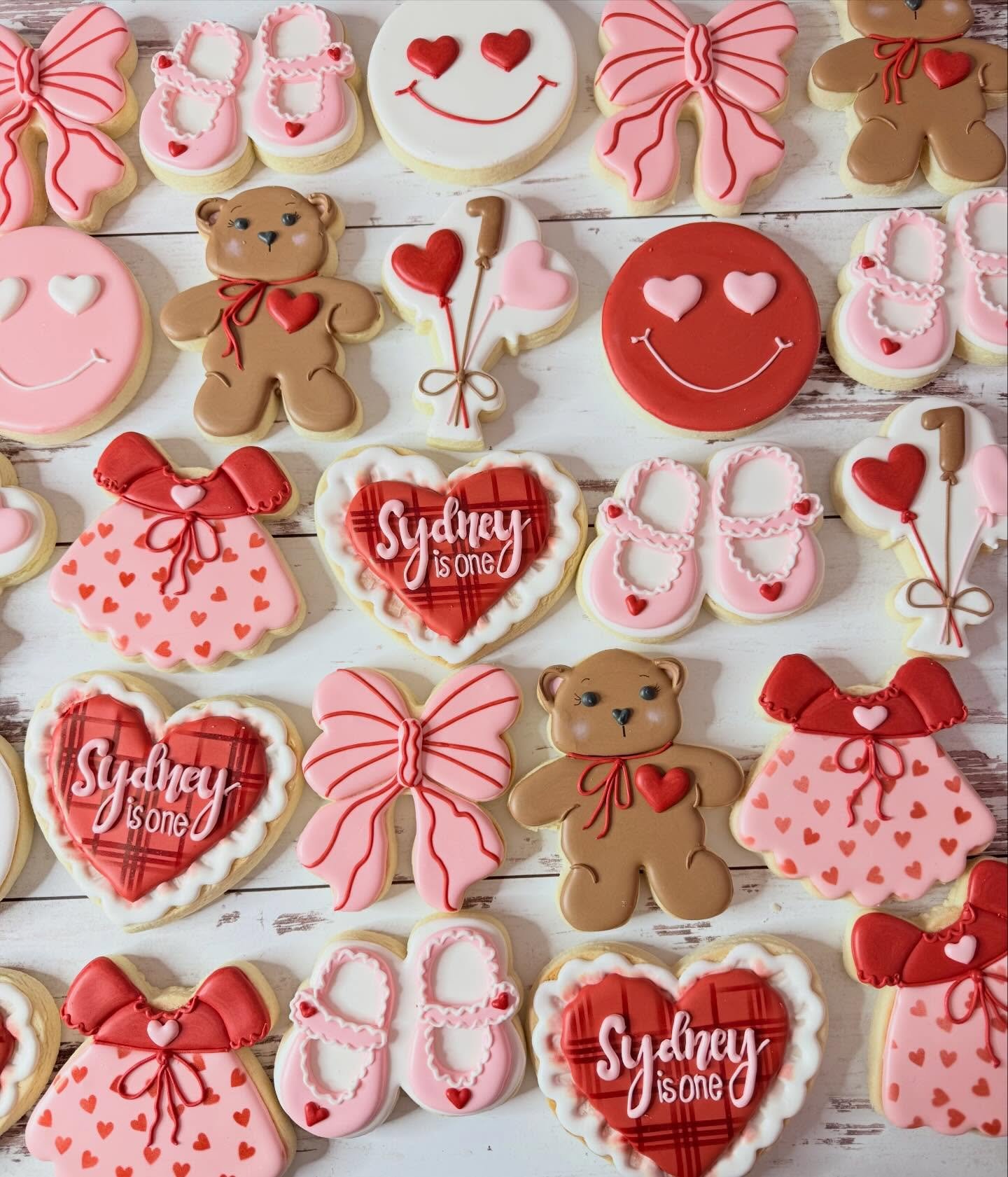 Happy 1st birthday Sydney! 

#jojoscookieboutique #blairsvillega #valentinescookies