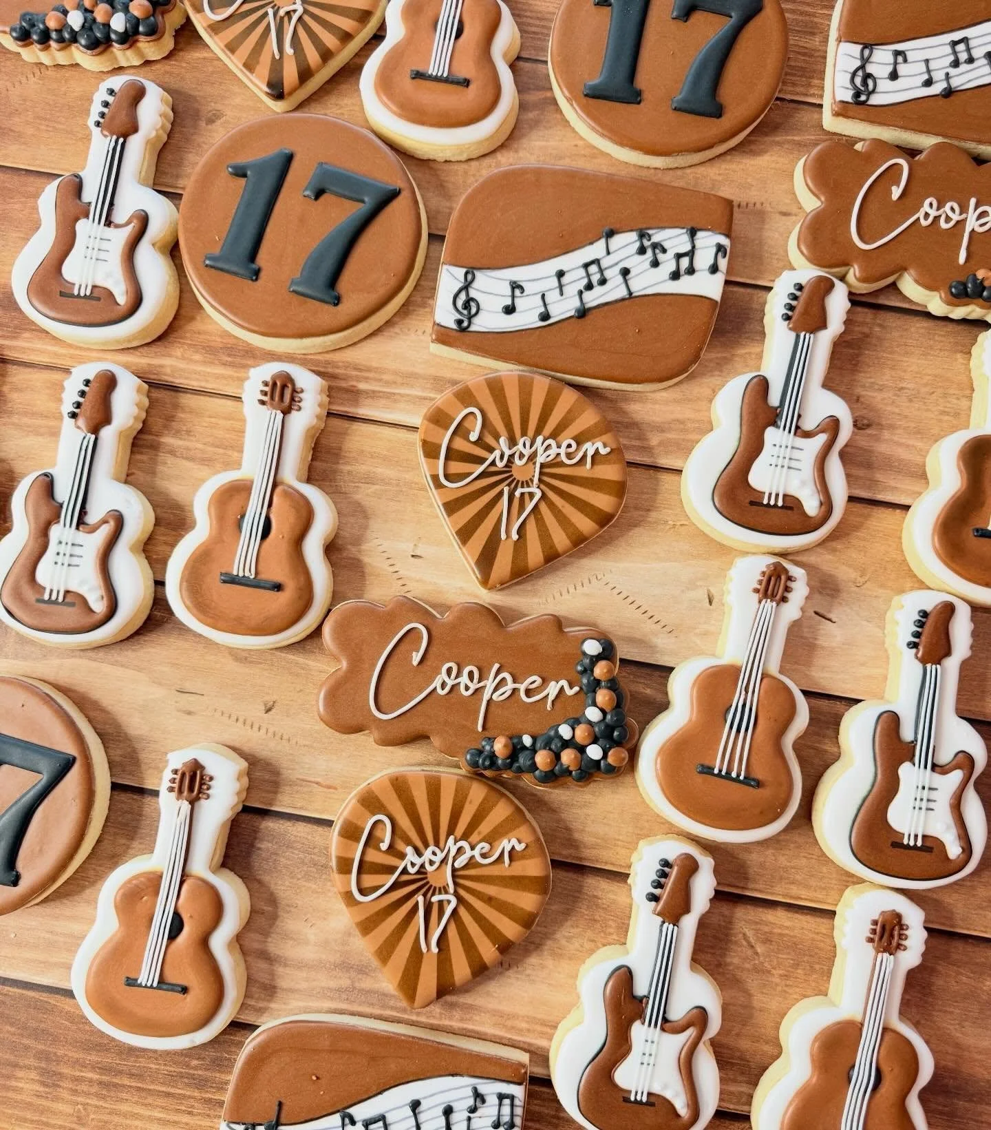 Happy 17th Birthday, Cooper! 🎸🎸🎸

#jojoscookieboutique #blairsvillega #guitarcookies
