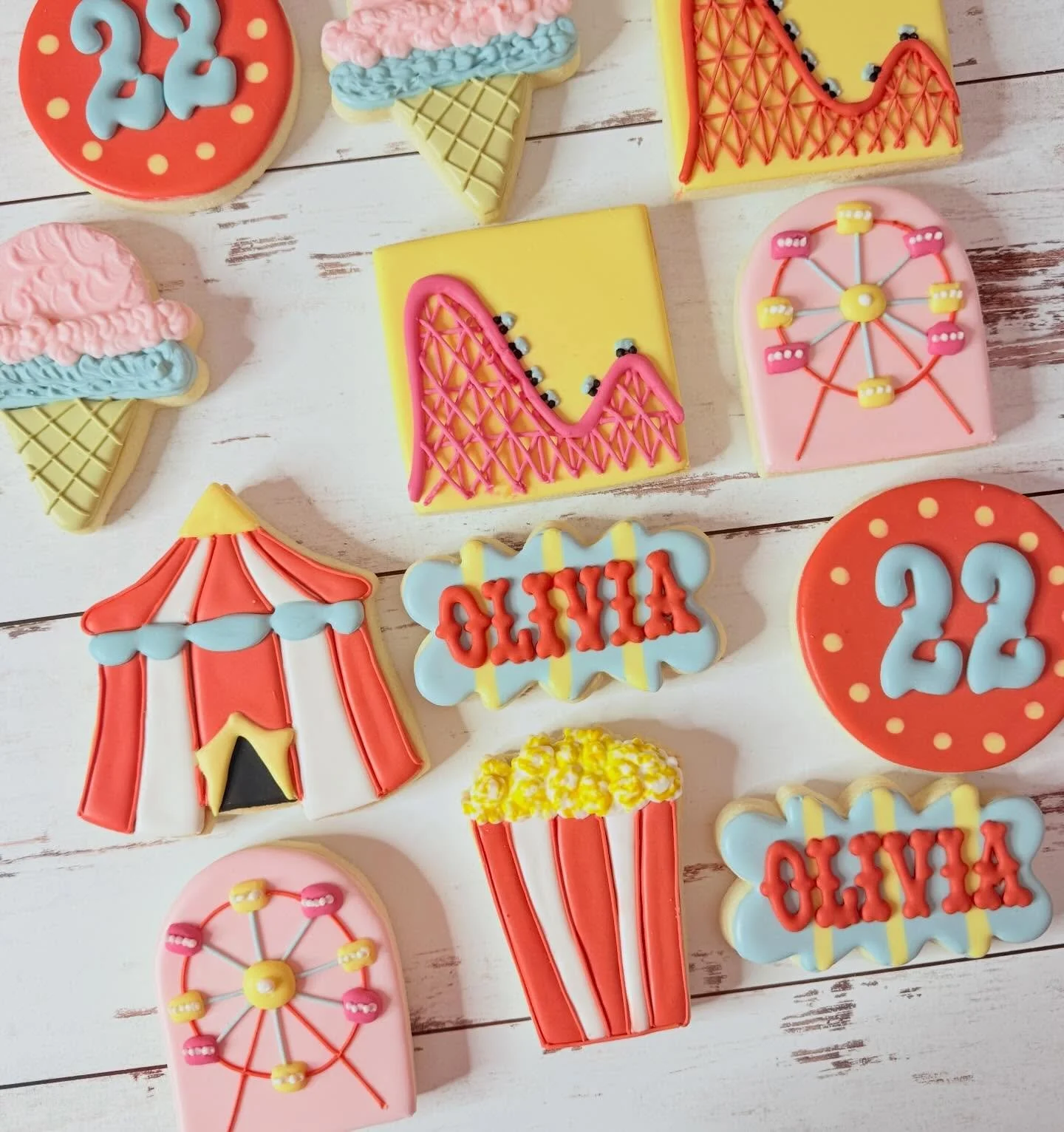 Happy birthday Olivia! I hope life is full of amusement parks! 🎢🎢🎡🎡

#jojoscookieboutique #blairsvillega #amusementparkcookies #circuscookies #birthdaycookies