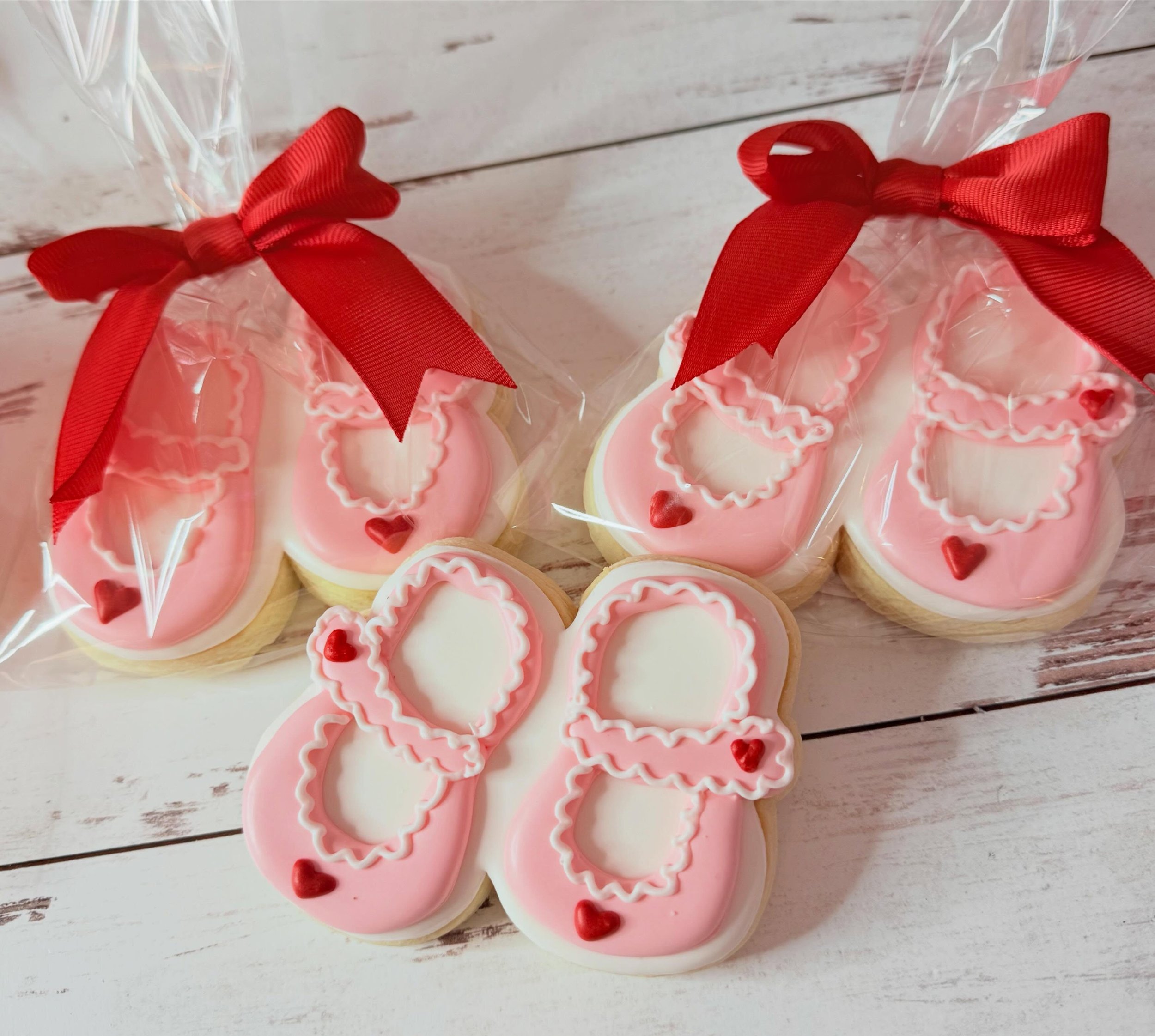 Same cookie cutter, different adorable baby shoes! This is my latest favorite cutter! 

#jojoscookieboutique #blairsvillega #babyshoecookies