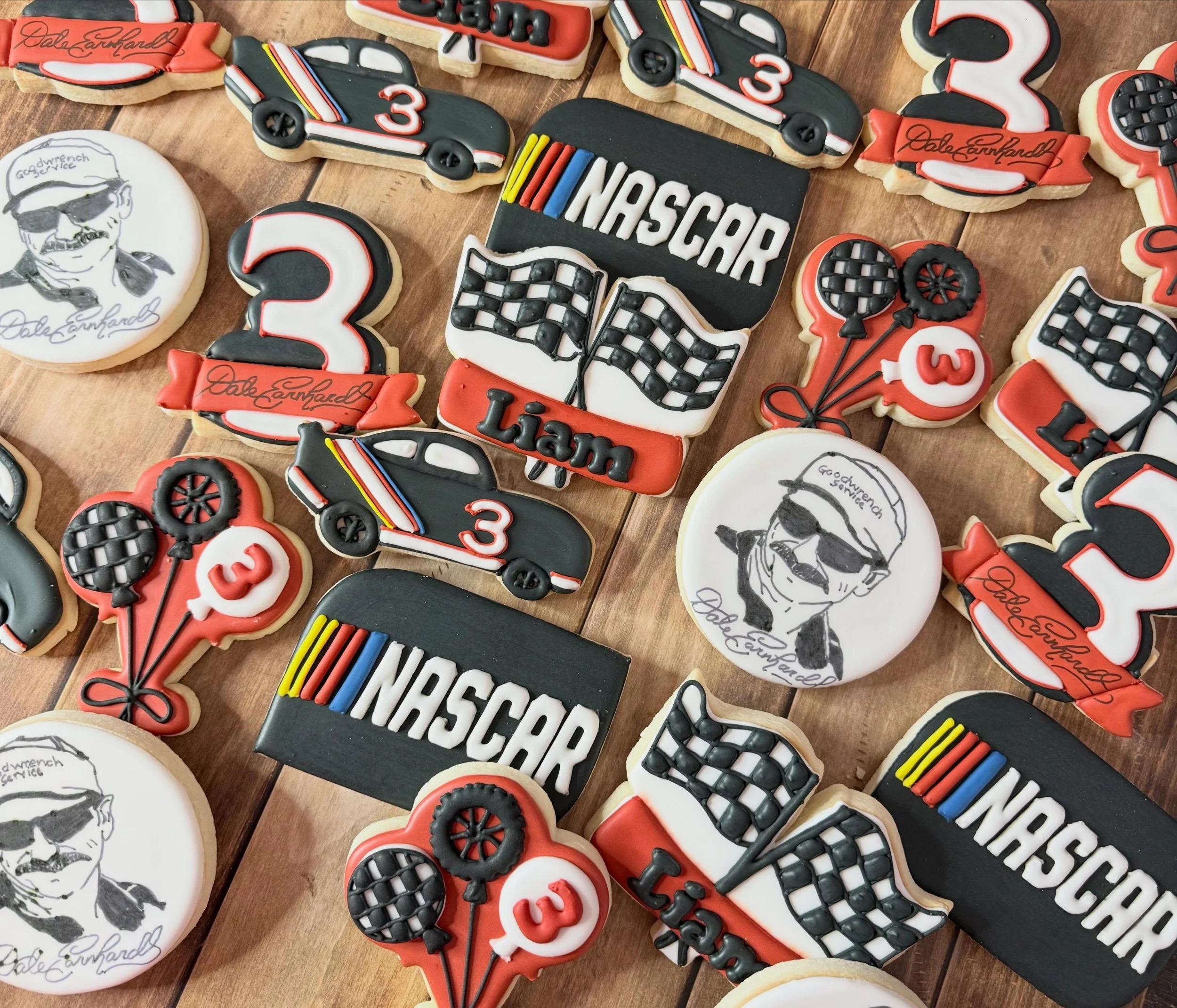 Happy 3rd birthday to a special little race car driver! 🏁🏎️🚗🏎️🏁

#daleearnhardtcookies #jojoscookieboutique #blairsvillega #racecarcookies