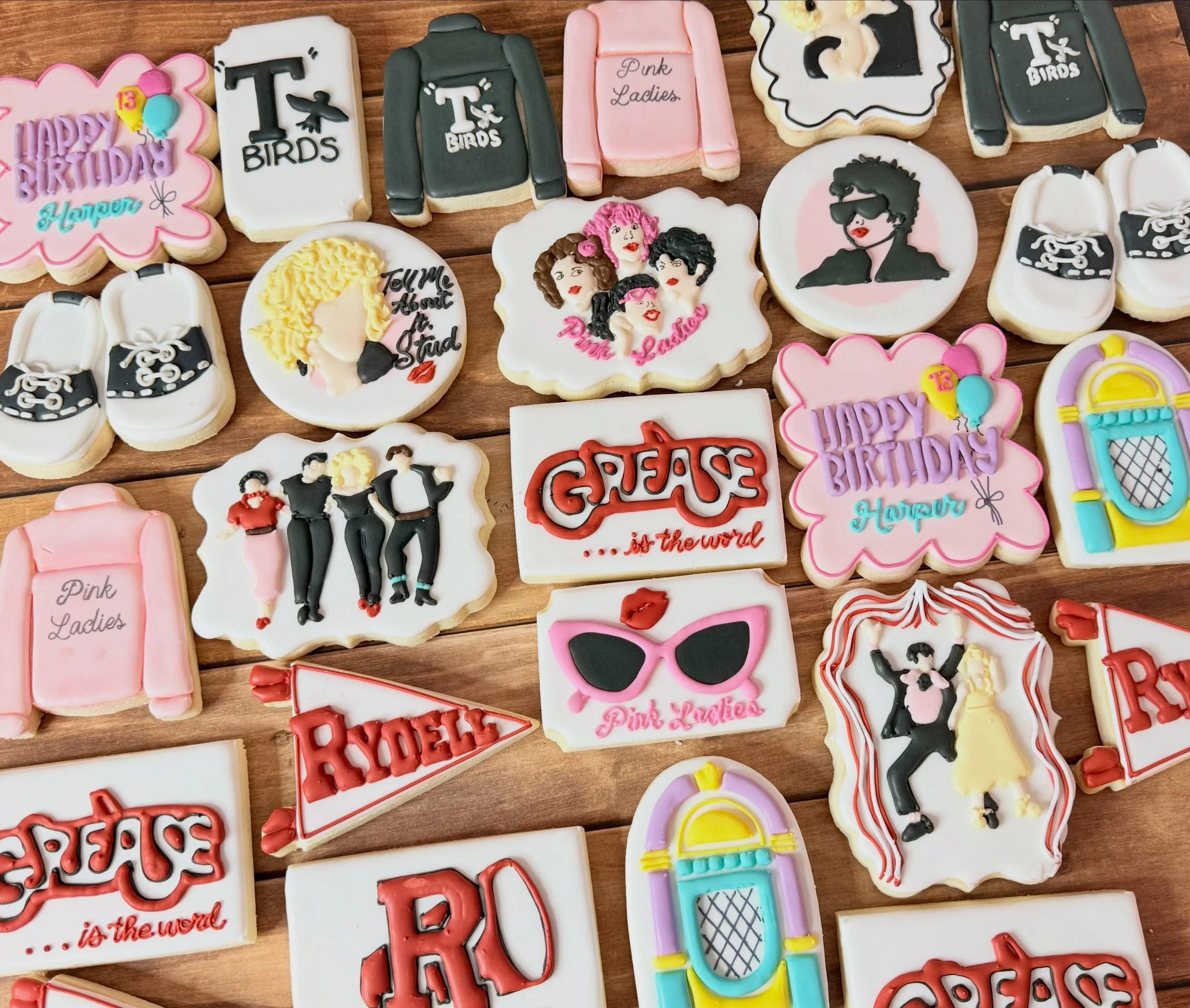 🎈🎉Happy 13th Birthday Harper! &ldquo;Grease&rdquo; is the word 🎶🎵🎶🎼 🩷💋💄🎶

#greasecookies #jojoscookieboutique #blairsvillega #greaseistheword
