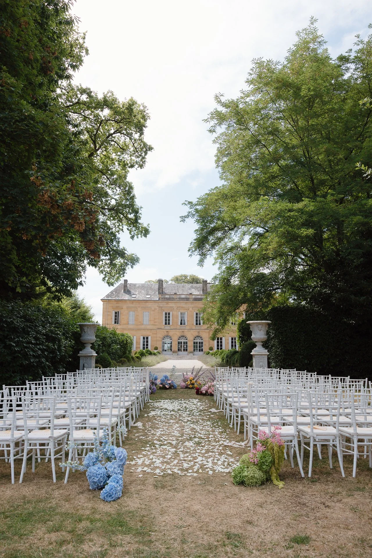 Nichole-Babiez-Photography-france-chateau-destination-wedding-bridal-pool-party-08-05-2025-21.jpg