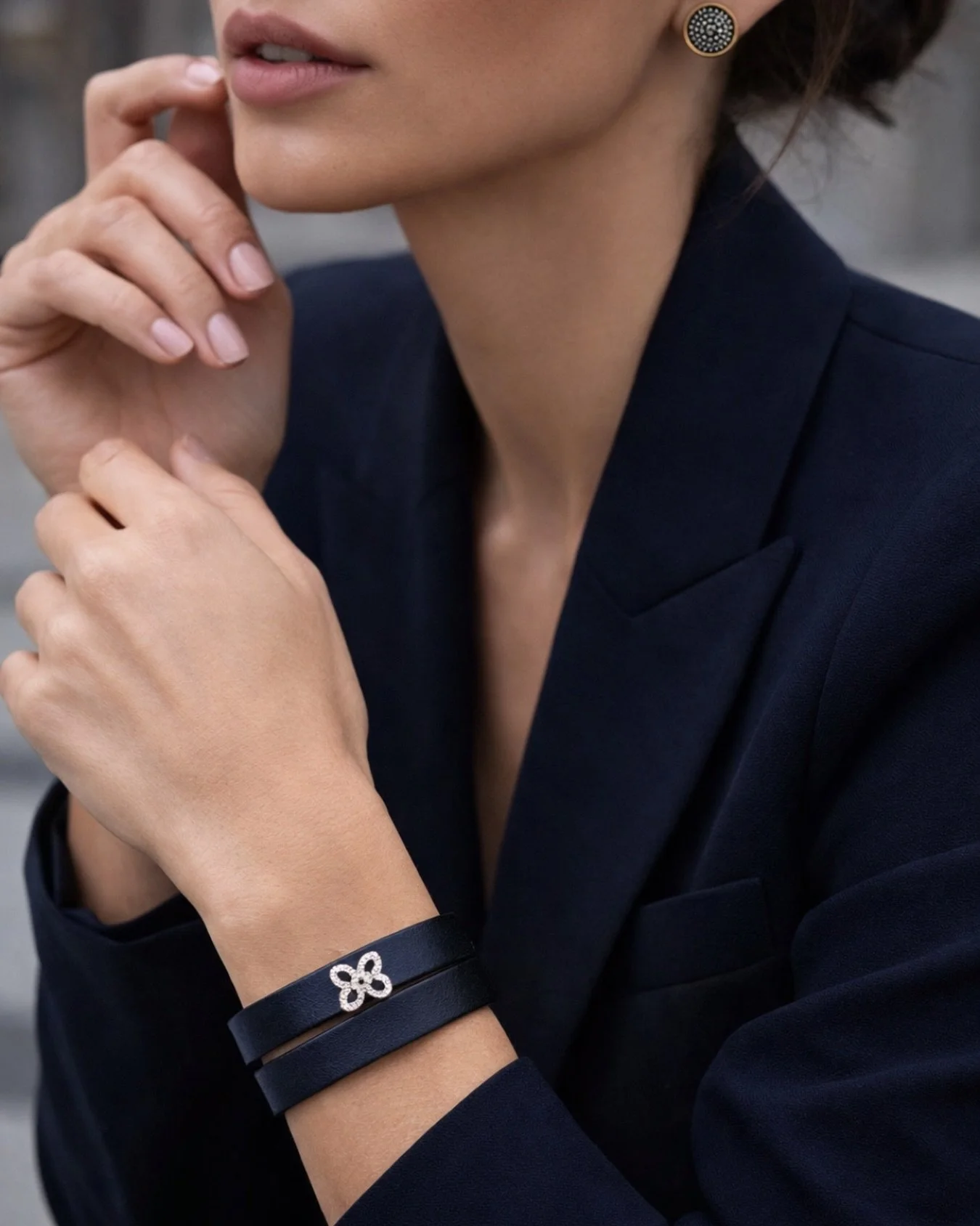 It&rsquo;s the double-wrap for us!

18kt white gold, round white diamonds, blue leather, double-wrapped, bold impact.

Soft leather + hard sparkle = the perfect balance.

@elenadonati_milano

TRANSLATION:

&Egrave; il doppio giro che ci ha conquistat