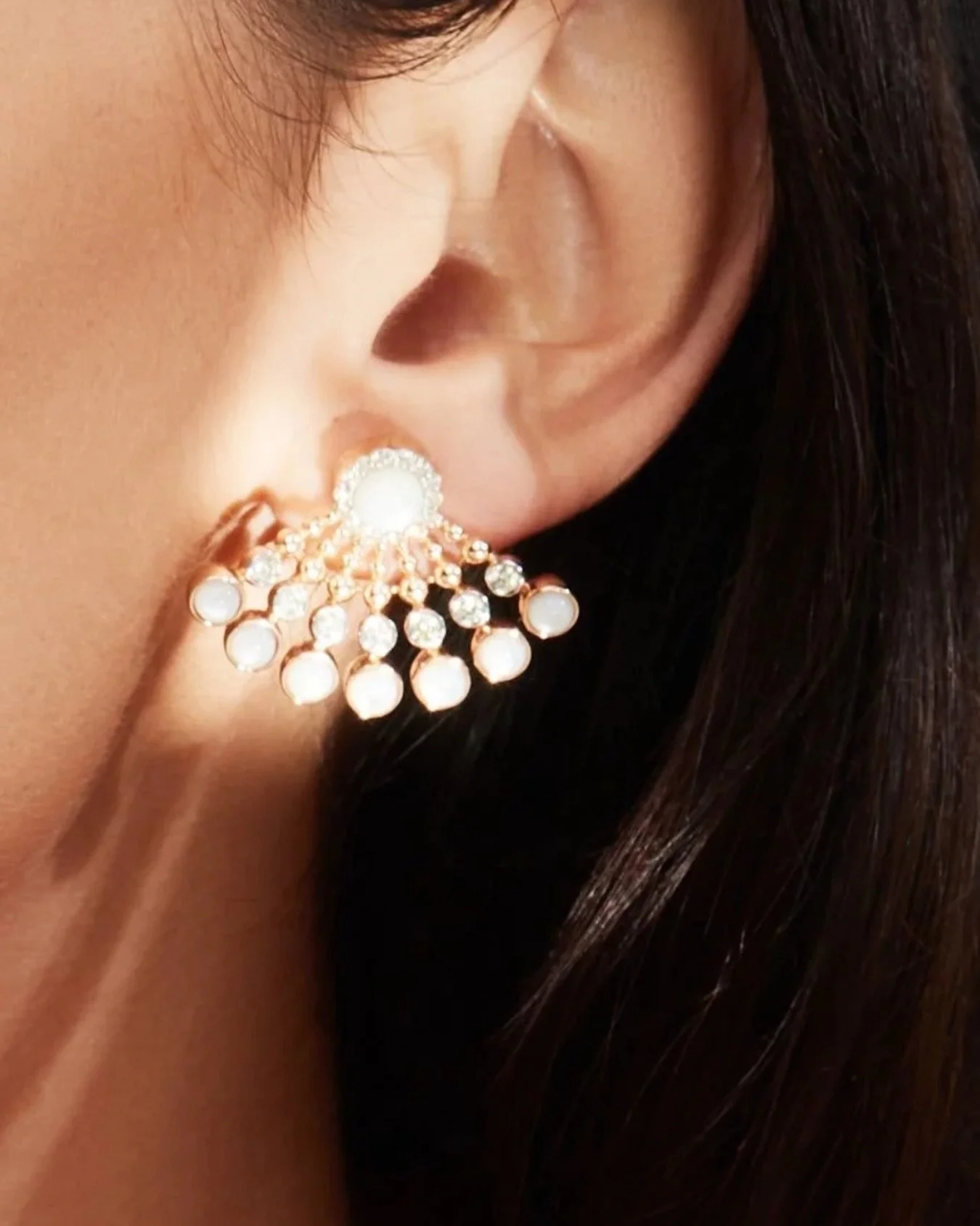 It&rsquo;s like morning light, all day. ☀️

These earrings feel like that first warm glow when the day is full of possibility. Light dances across delicate bubbles and sunbeam details, creating movement with every turn of the head. Feminine without b