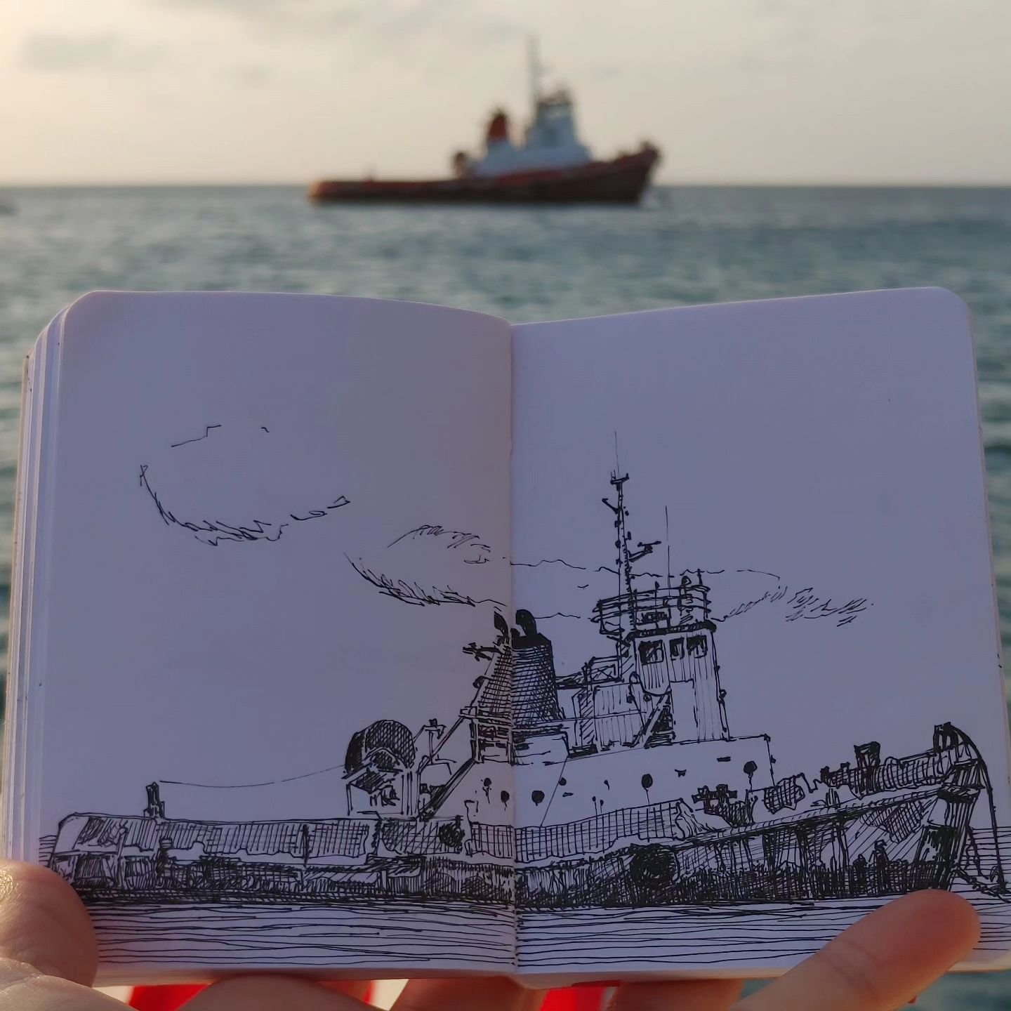 Dessiner un vieux bateau dans un tout petit carnet
#marinesketching