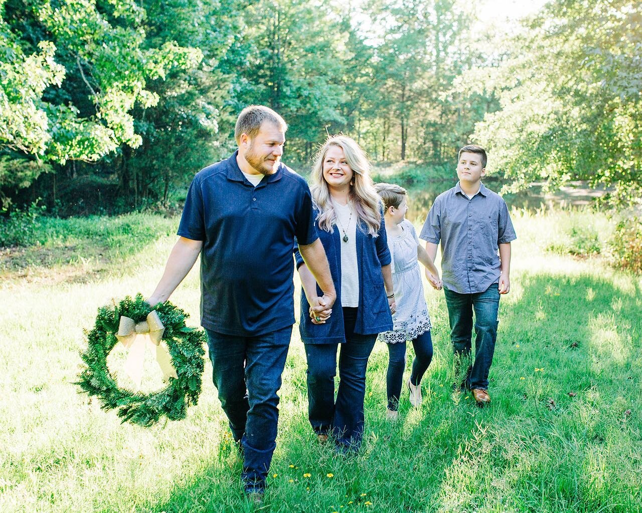 It&rsquo;s a Mini Session [but add a wreath] 🌲📸

Searcy, Arkansas Mini Sessions are going like 100mph and I&rsquo;m encouraging you to start booking now!

So if you want Simple, Cute and full of Holiday cheer photos that you can use all year long [