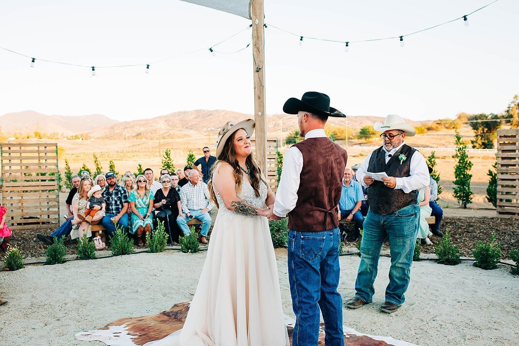 Current Mood // Wedding High 💍

Our cross country travel lead us straight to this sweet Southern California wedding with Cody and Taylor!

Every detail of the day was completely done with love and it made these memories a.k.a. Photos so so good!

Bi