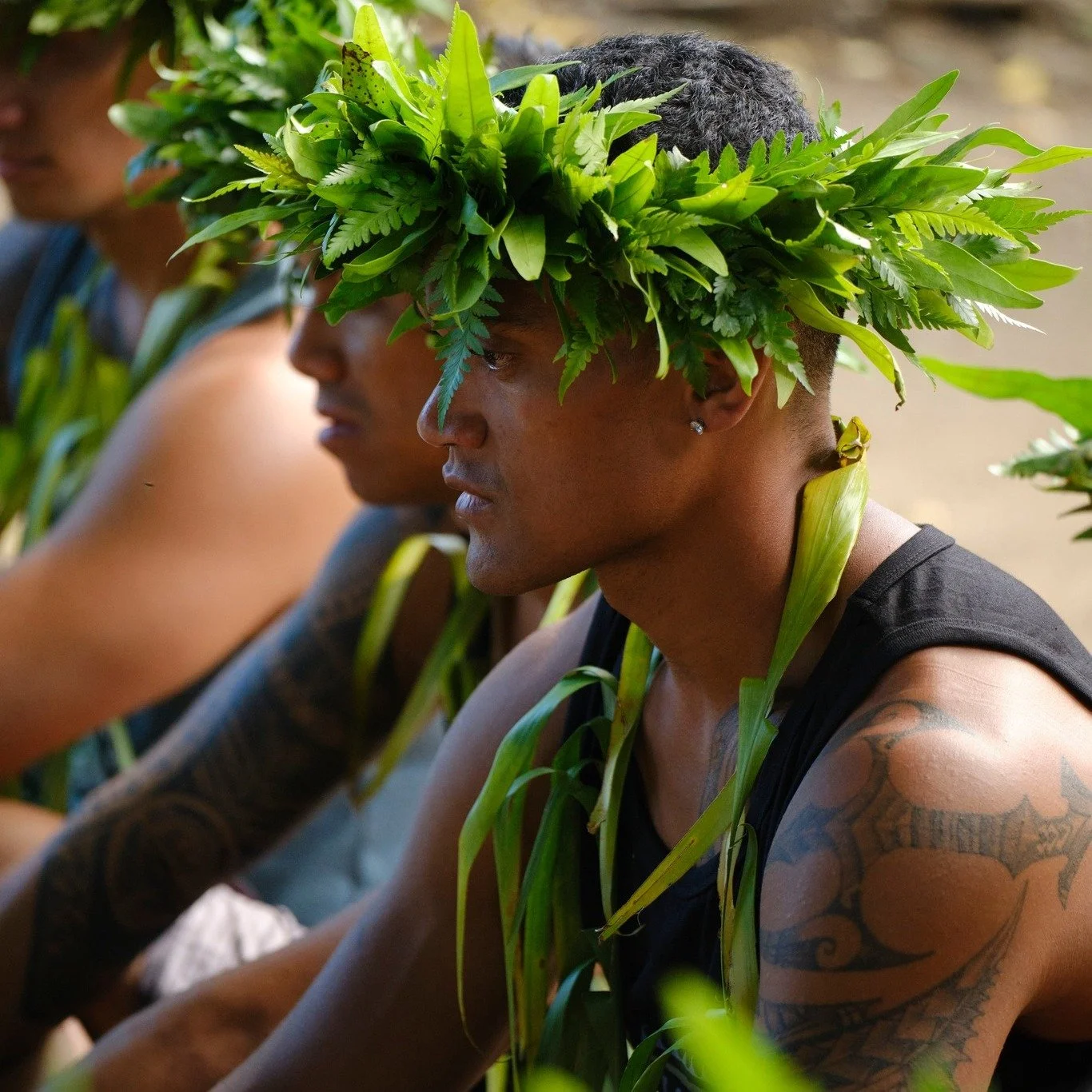 L&rsquo;authenticit&eacute; prend vie au c&oelig;ur de notre nature. 🌿 Bien au-del&agrave; de la sc&egrave;ne, c&rsquo;est dans notre terre nourrici&egrave;re que Mister Tahiti puise son &eacute;nergie et son &eacute;l&eacute;gance. Porter nos racin