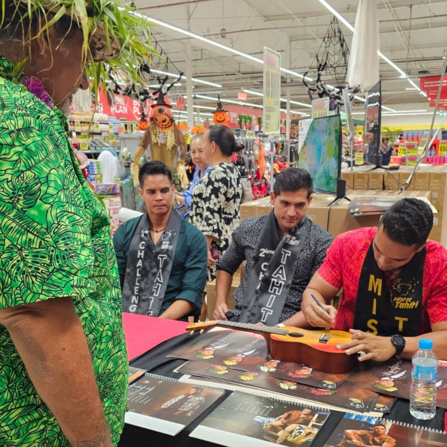 Au-del&agrave; des visites chez nos partenaires, ces premiers jours de tourn&eacute;e ont &eacute;t&eacute; rythm&eacute;s par vos sourires, vos encouragements et tous ces beaux moments partag&eacute;s avec nos candidats de Mister Tahiti 2026 ! 👑✨

