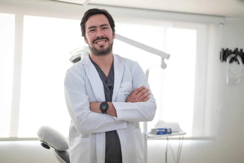 Dr. Jacobo Bendayan, periodoncista e implantólogo en Bogotá