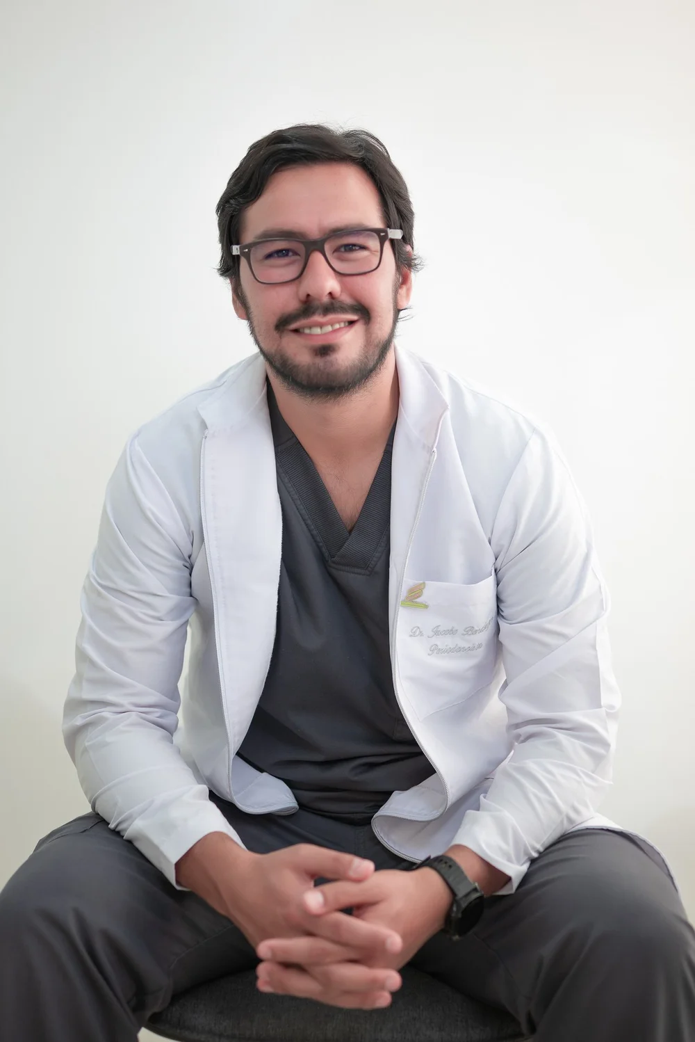 Dr. Jacobo Bendayan, periodoncista en su consultorio en Bogotá, Colombia