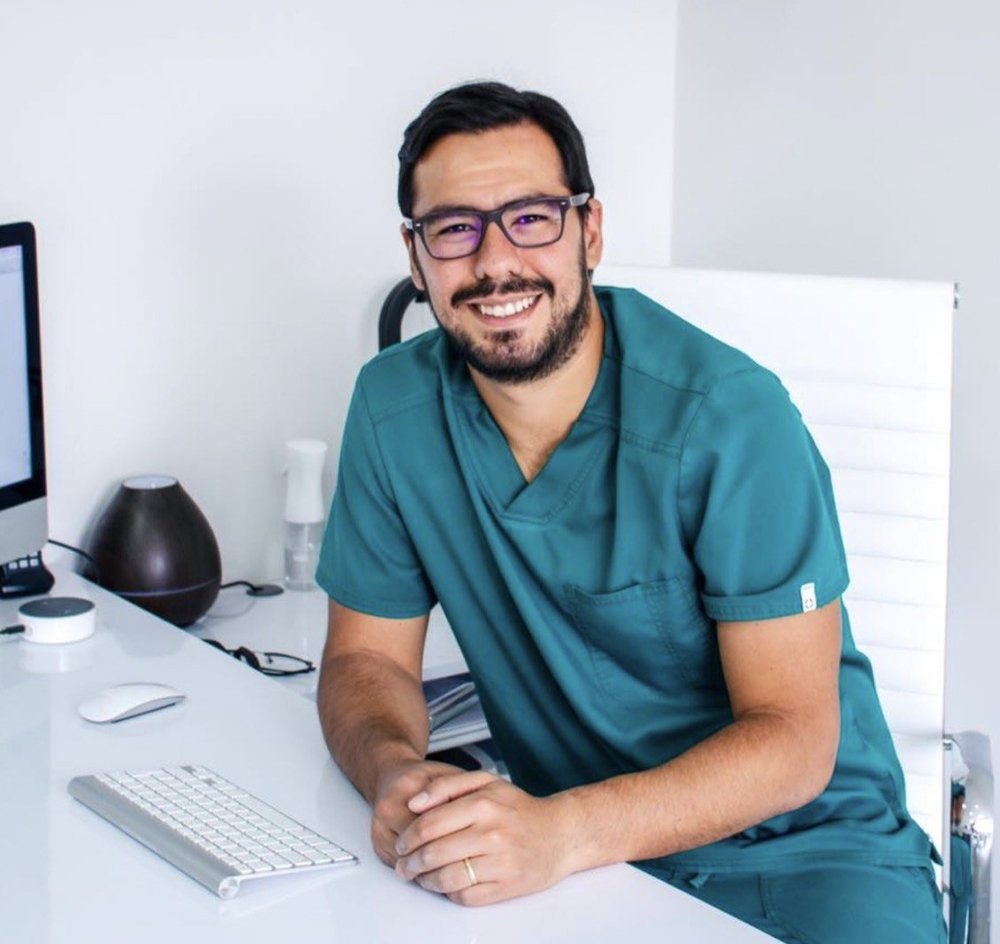 Dr. Jacobo Bendayan en su consultorio