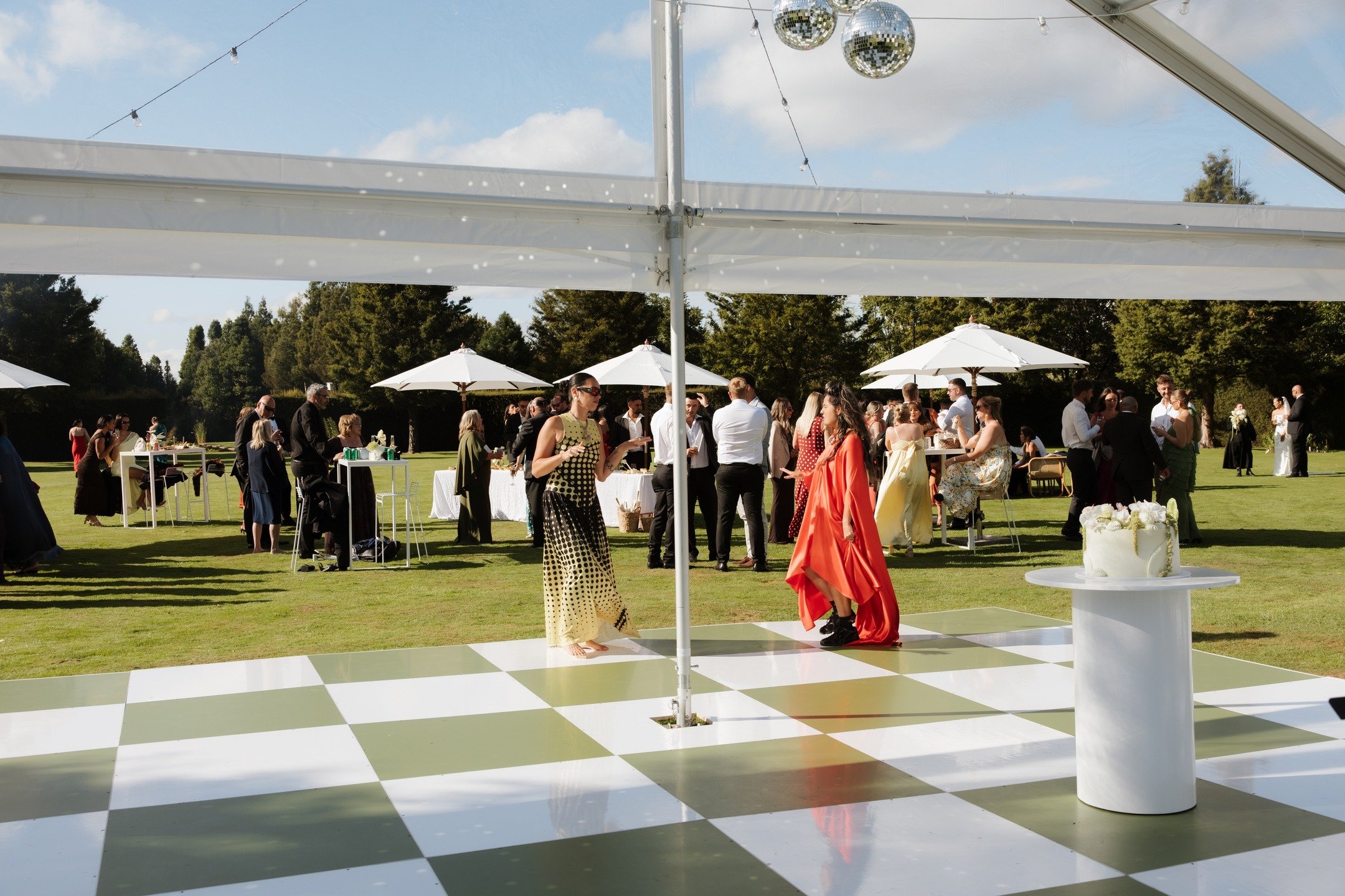 A dance floor moment 💫

Planning + Styling: @blank_spaceevents 
Marquee + Furniture: @loulahire 
Photography: @susannahblatchford