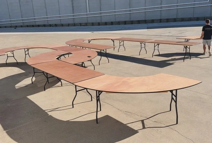 Serpentine table floor plan but make it live ✨

Creative designs

Get yourself a team that ensures it works!

This design ✨

Waves

With our 1.8m and 2.4m matching width trestle tables the layout options are endless.

♾️ 

🤍🤍🤍

🤍🤍🤍

Extra wide 