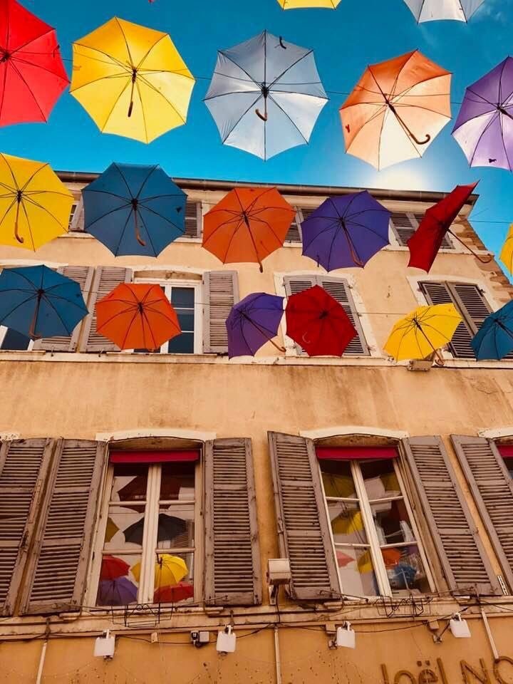 Stevenson5_Les parapluies de Macon, Macon, France-min.jpg