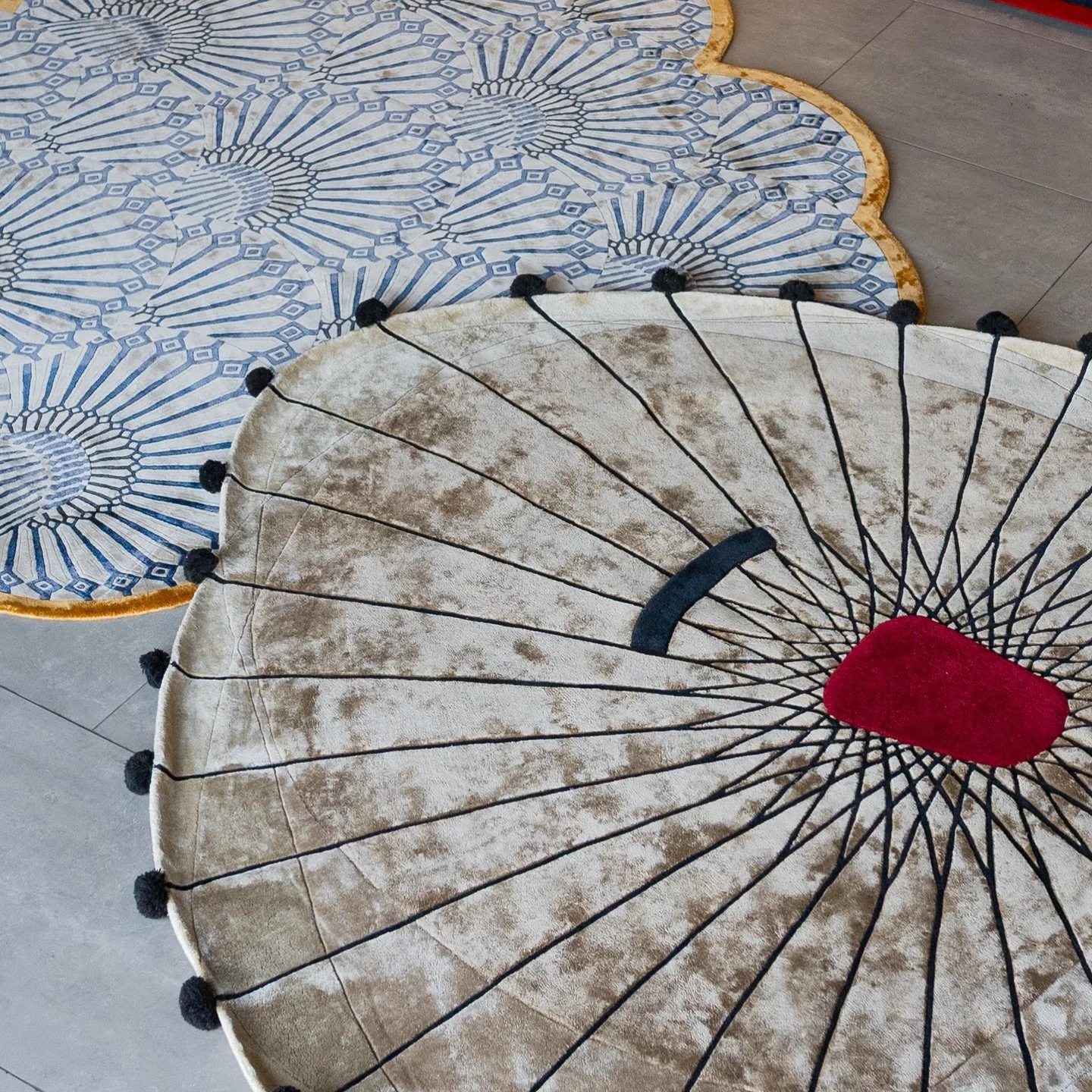 Twirl / Khazzanz 
Hand tufted / Hand knotted
Wool + Botanical silk / 100% Botanical silk 
.
.
.
.
.
#handknotted #rug #cairo #dubai #doodleandthegangxhands