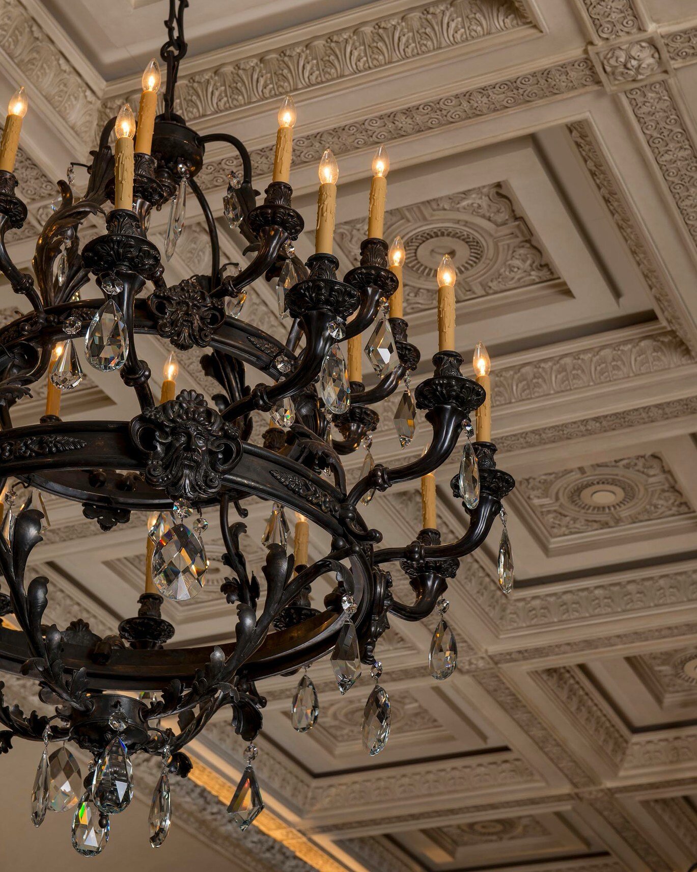 Light the way. ✨
&hellip;
📸: @piassickphoto
.
.
.
#dallasdesigngroup #ddg #dallasinteriordesign #home #luxuryhome #interiordesign #architecture #chandelier #lightingdesign #ceilingdesign #cofferedceilings