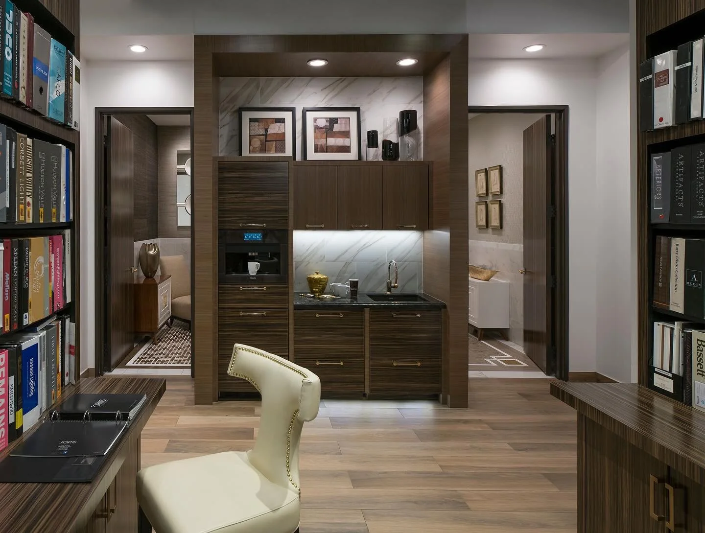 A workspace with a signature sense of style. 🖋️
&hellip;
📸: @piassickphoto
.
.
.
#dallasdesigngroup #ddg #dallasinteriordesign #interiordesign #luxuryinteriors #luxuryinteriordesign #officedesign #office #officedetails #customoffice #kitchenette #c