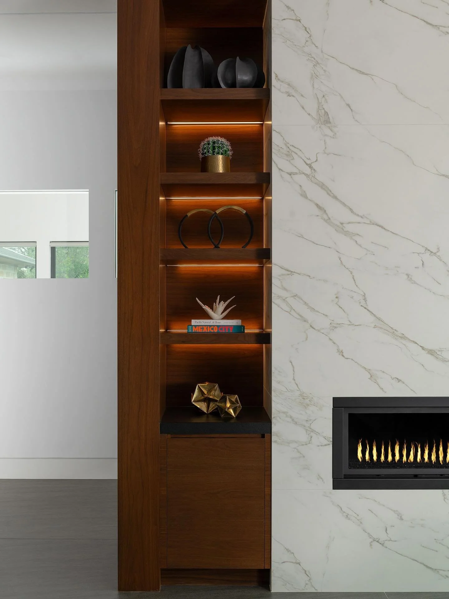 Because well-styled shelves deserve a moment. 🤍 &hellip; 📸: @piassickphoto . . . #dallasdesigngroup #ddg #dallasinteriordesign #interiordesign #luxuryinteriors #luxuryinteriordesign #livingroomdetails #shelving #customshelves #shelfstyling #lightin