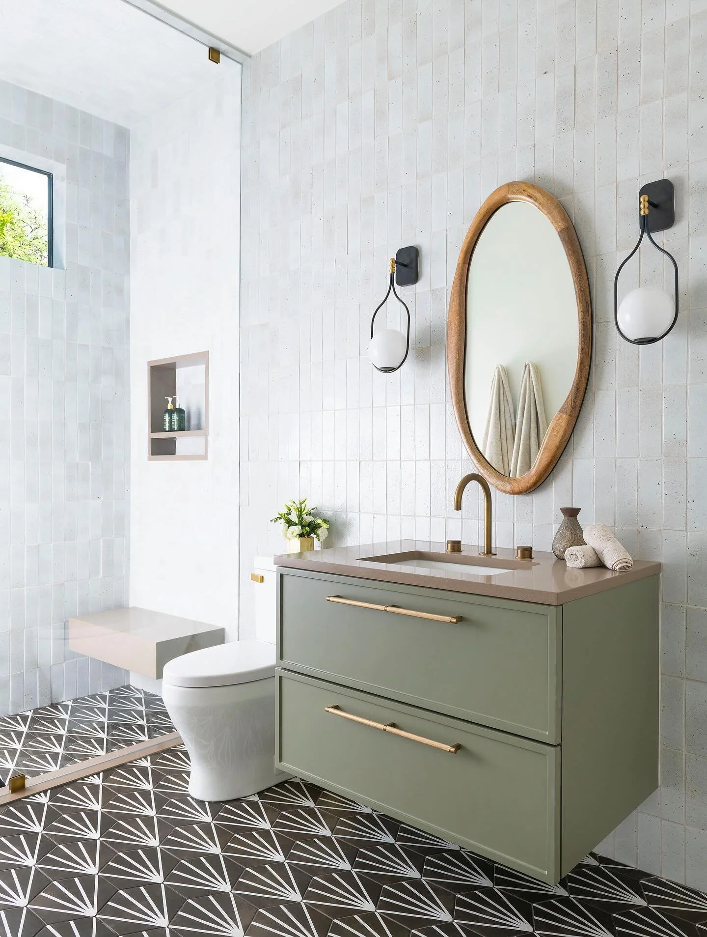 Mid-century meets modern minimalism &ndash; a bath that balances beauty and boldness. 💧
&hellip; 📸: @piassickphoto . . . #dallasdesigngroup #ddg #dallasinteriordesign #interiordesign #luxuryinteriors #luxuryinteriordesign #livingroomdetails #shelvi