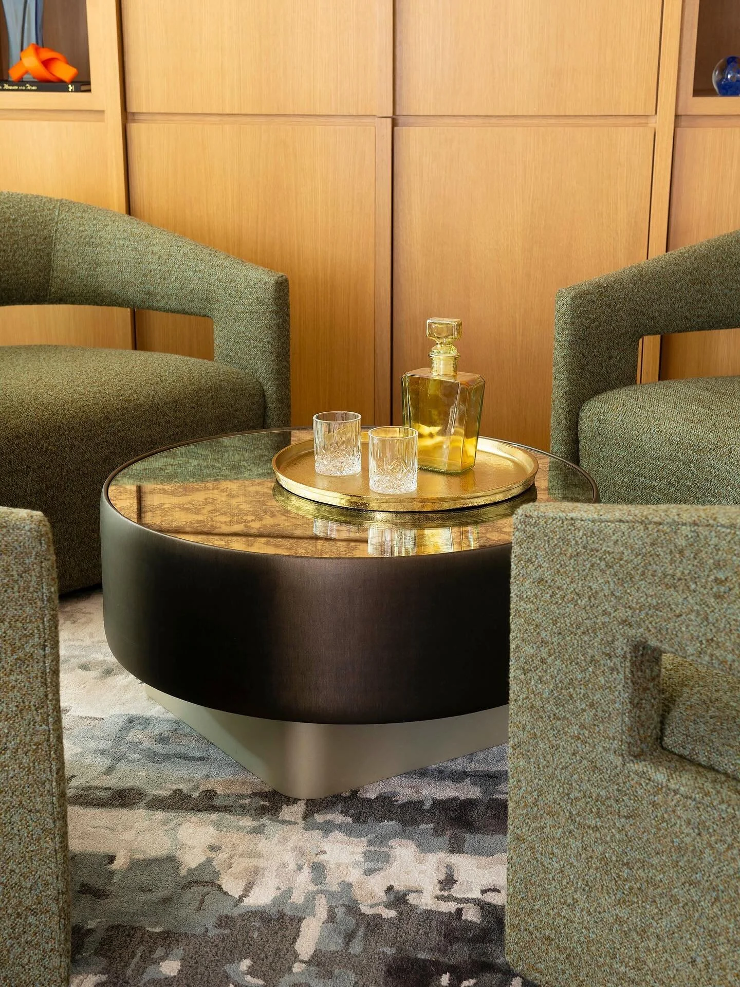 Organic rhythm meets grounded design &ndash; a gathering space with poise and purpose. 🥃
&hellip;
📸: @piassickphoto
.
.
.
#dallasdesigngroup #ddg #dallasinteriordesign #interiordesign #luxuryinteriors #luxuryinteriordesign #seatingarea