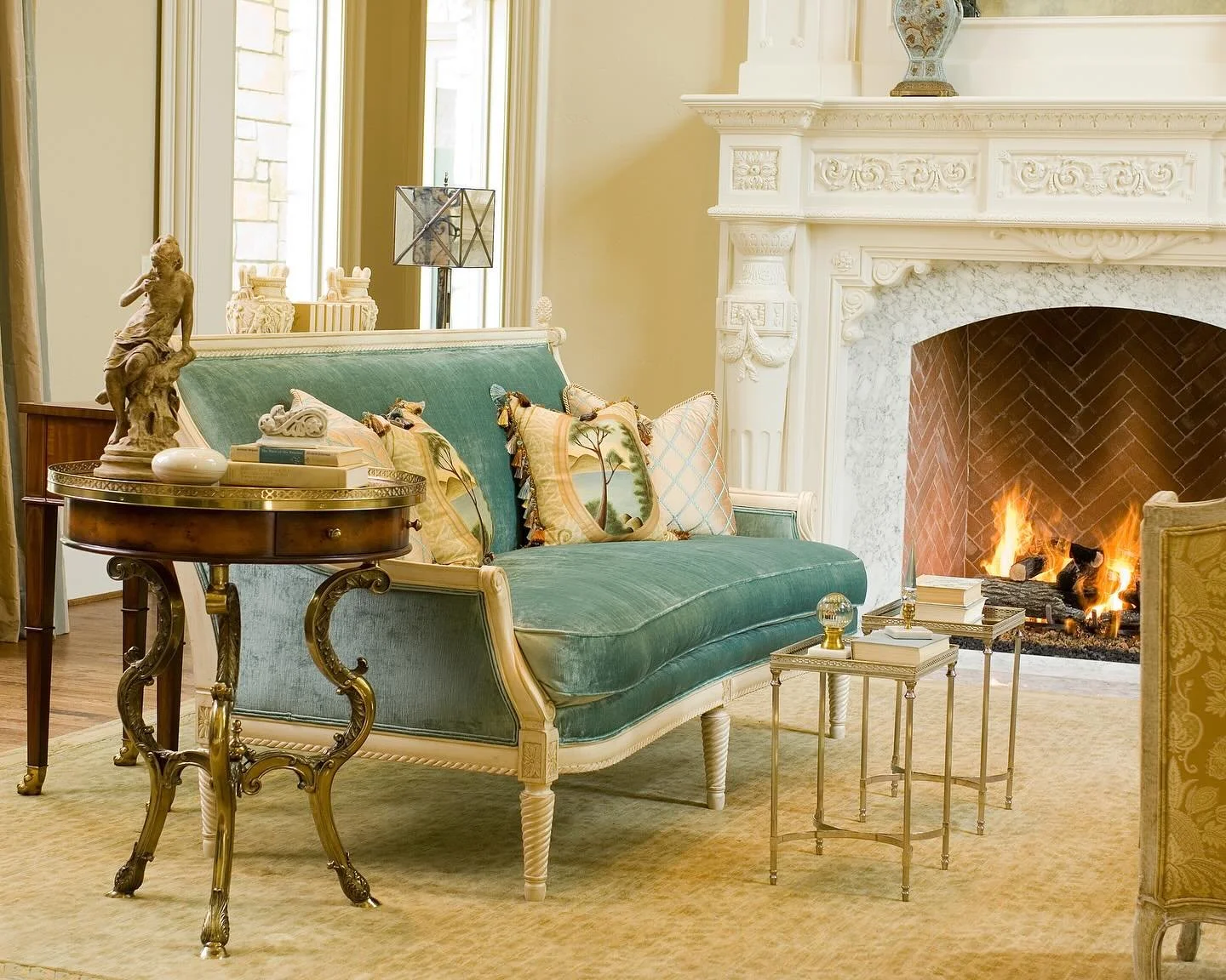 An elegant dialogue between architecture and design. 🕊️ &hellip;
📸: @piassickphoto
.
.
.
#dallasdesigngroup #ddg #dallasinteriordesign #interiordesign #luxuryinteriors #luxuryinteriordesign #seatingarea #interiorarchitecture #fireplacedesign #inter
