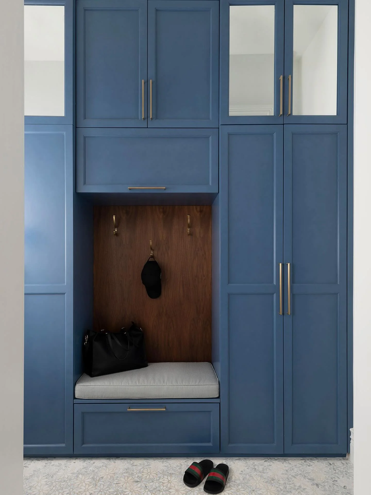 Equal parts purposeful and polished &ndash; storage, seating, and style in perfect harmony. 💙
&hellip;
📸: @piassickphoto
.
.
.
#dallasdesigngroup #ddg #dallasinteriordesign #interiordesign #luxuryinteriors #luxuryinteriordesign #custombuiltin #buil