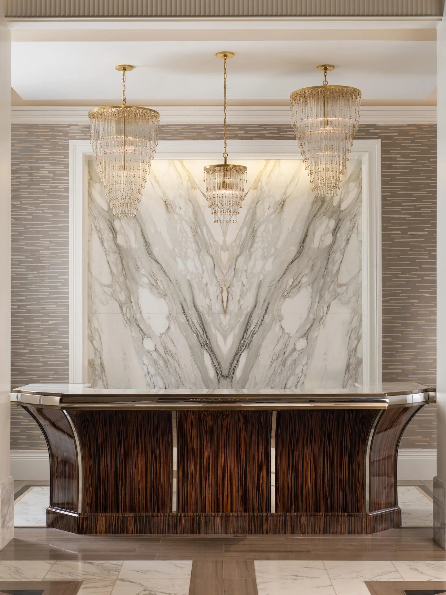 Layers of light and luxe finishes. 🤍
&hellip; 📸: @piassickphoto . . . #dallasdesigngroup #ddg #dallasinteriordesign #interiordesign #luxuryinteriors