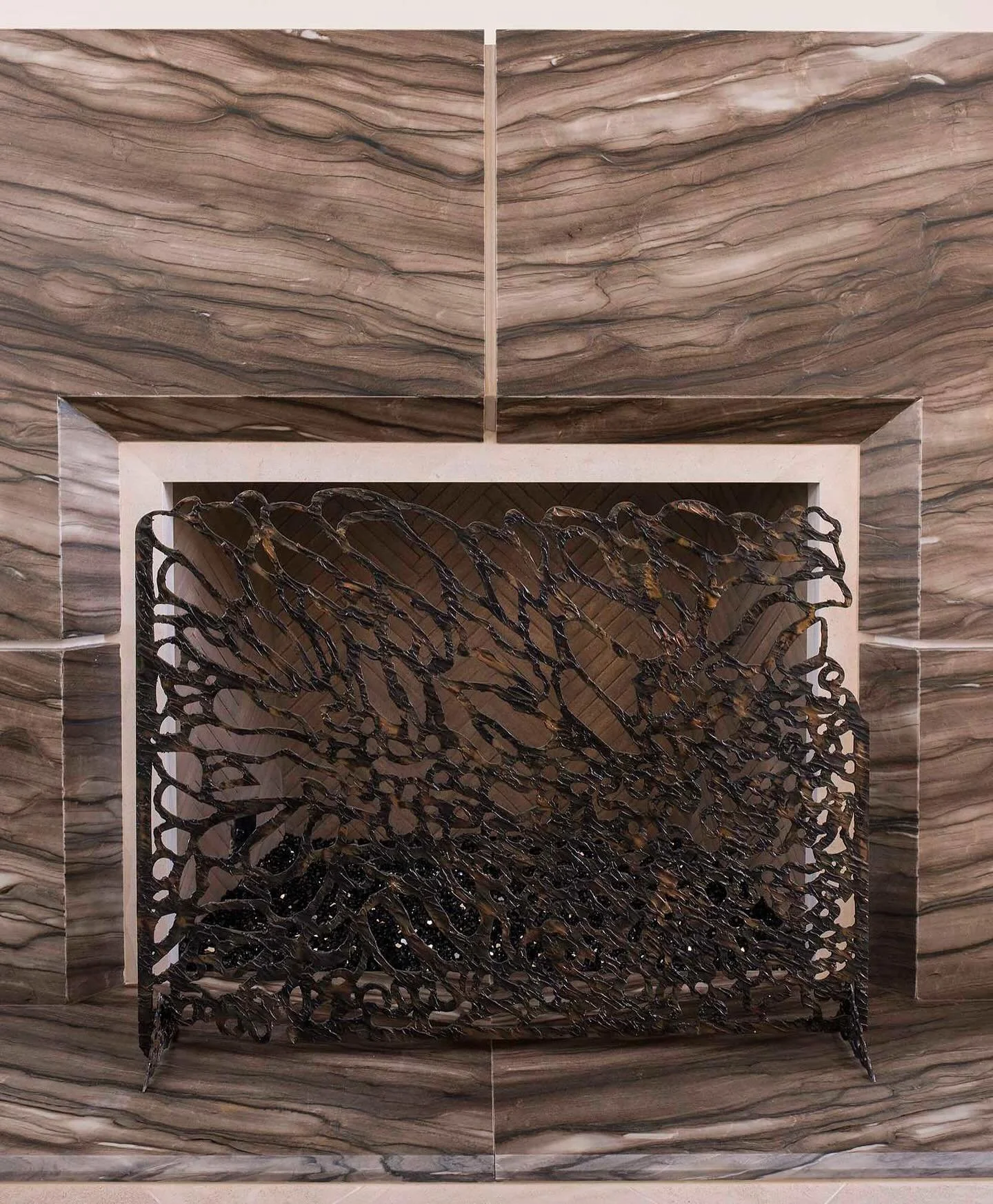 Warmth framed by artful veining. 🕯️ &hellip; 📸: @piassickphoto . . . #dallasdesigngroup #ddg #dallasinteriordesign #interiordesign #luxuryinteriors #fireplacedesign #customfireplace #fireplacedetails