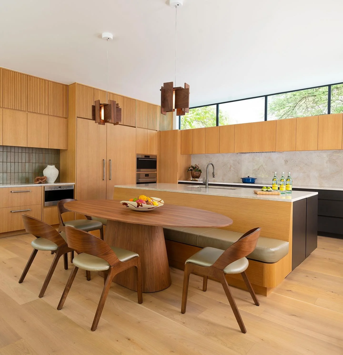 Mid-century design sets the tone for connection, creativity, and cuisine. 🍊
&hellip;
📸: @piassickphoto
.
.
.
#dallasdesigngroup #ddg #dallasinteriordesign #interiordesign #luxuryinteriors #luxuryinteriordesign #kitchendesign #luxurykitchen #kitchen