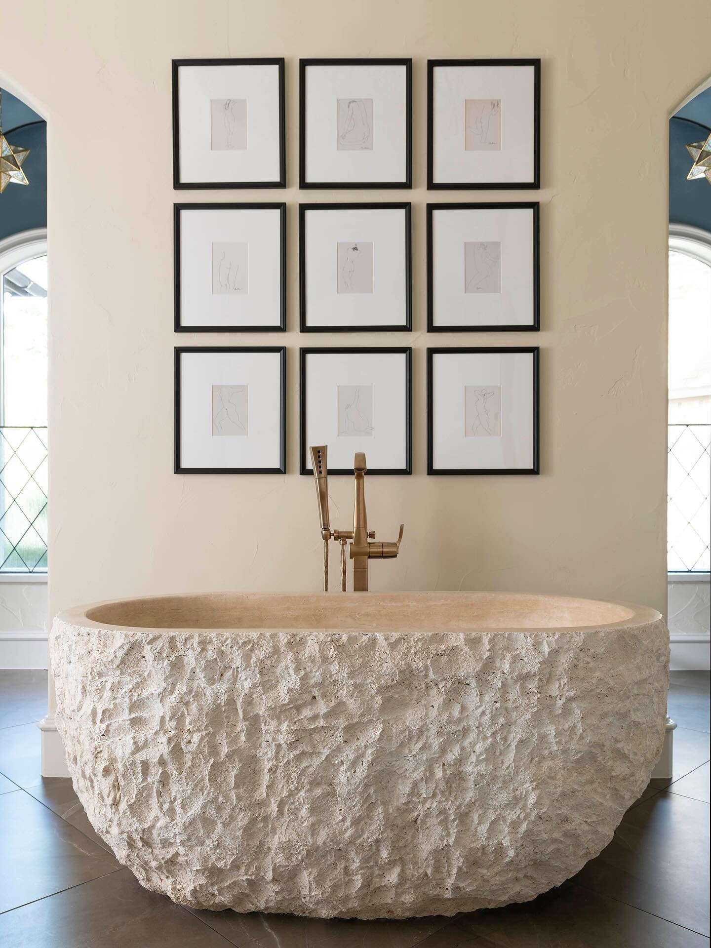 The star of the show that balances natural texture with effortless luxury. 🏛️ &hellip; 📸: @piassickphoto . . . #dallasdesigngroup #ddg #dallasinteriordesign #interiordesign #luxuryinteriors #luxuryinteriordesign #bathroomdesign #custombathroom #bat