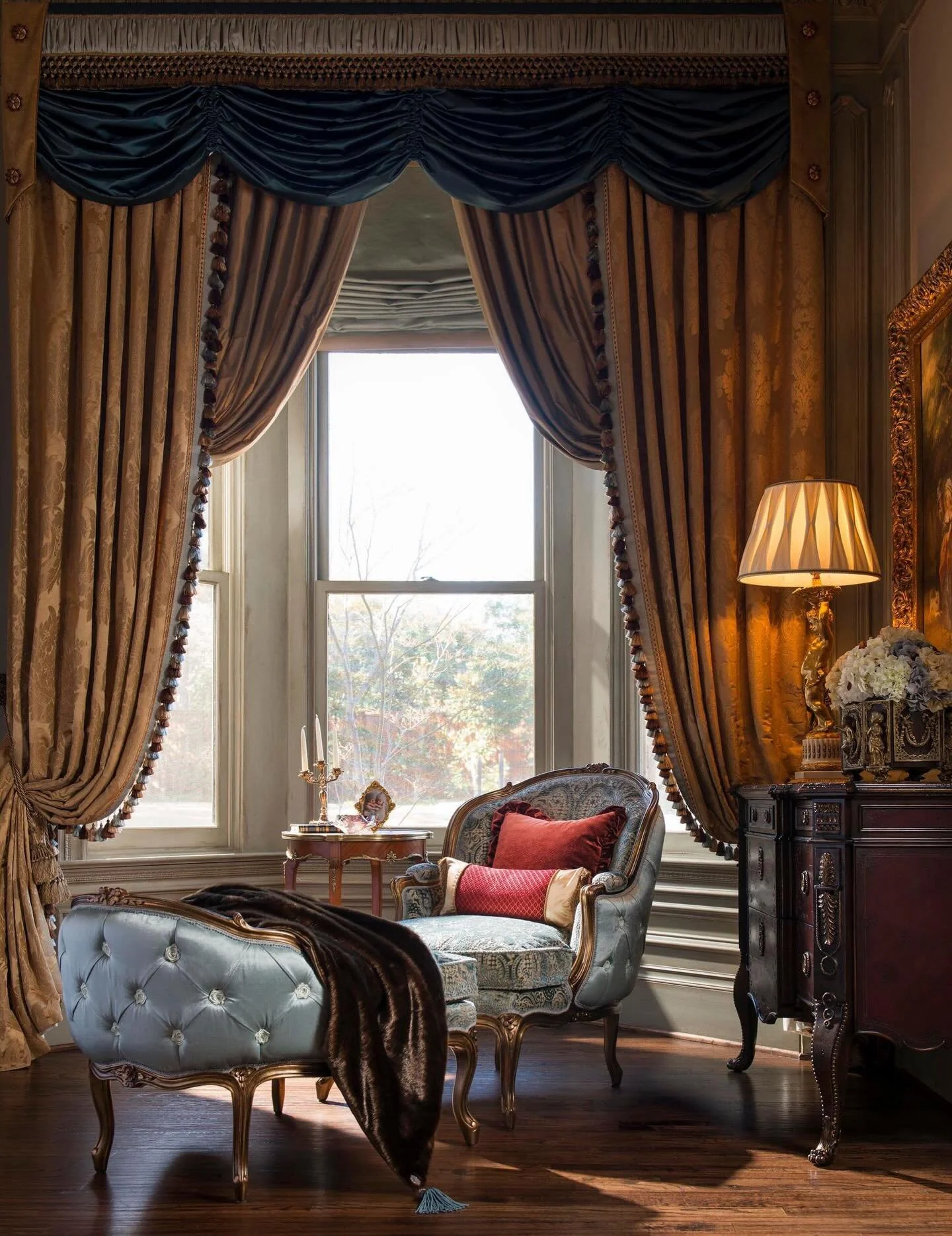 Textural depth achieved in a symphony of silk and velvet. ⚜️
&hellip;
📸: @piassickphoto 
.
.
.
#dallasdesigngroup #ddg #dallasinteriordesign #interiordesign #lucuryinteriors #luxurydesign #luxurymaterials