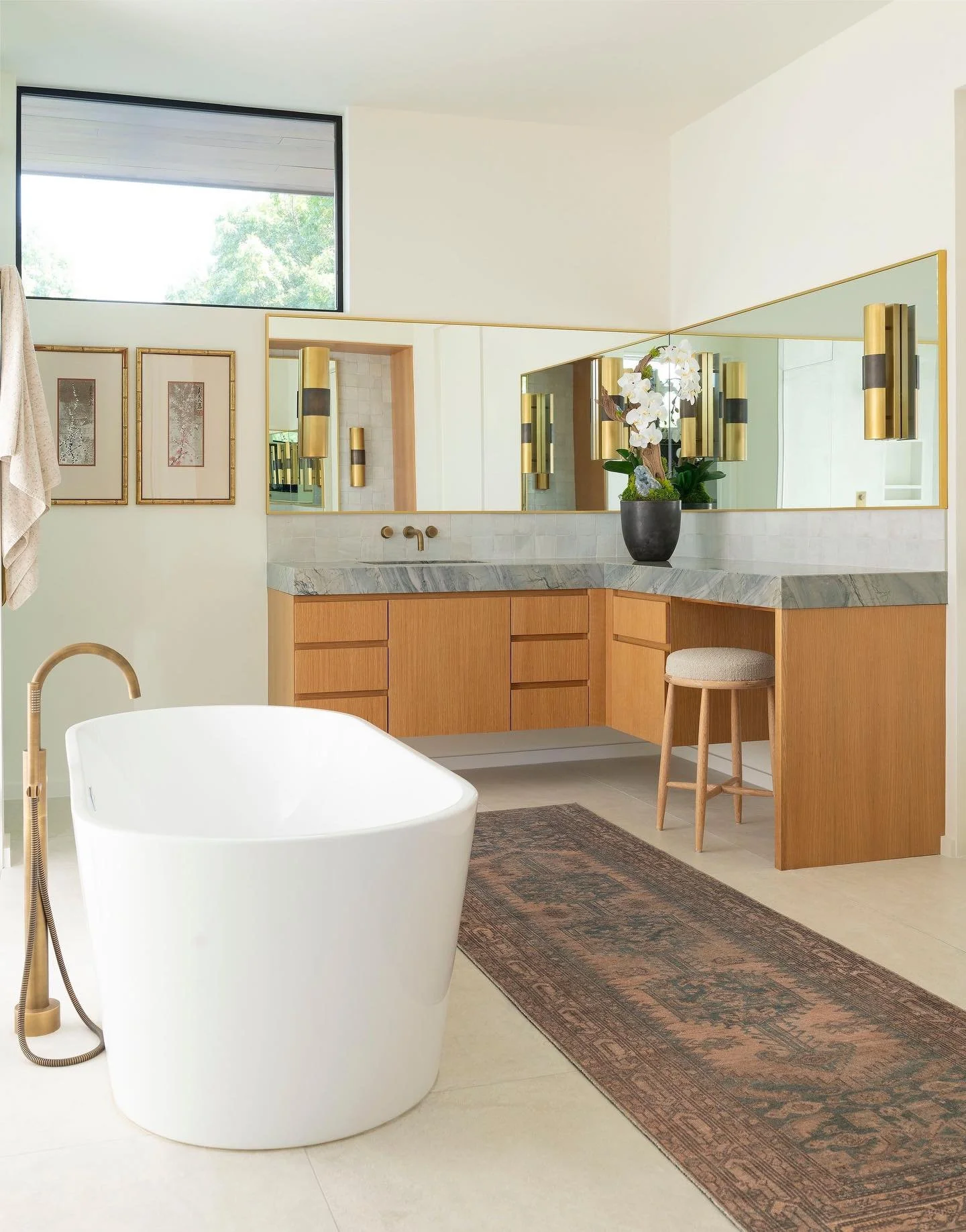 Sleek design meets natural texture and tones. 🪞
&hellip;
📸: @piassickphoto
.
.
.
#dallasdesigngroup #ddg #dallasinteriordesign #interiordesign #luxuryinteriors #bathroomdesign #custombathroom #bathroomdetails #customvanity #vanitydesign