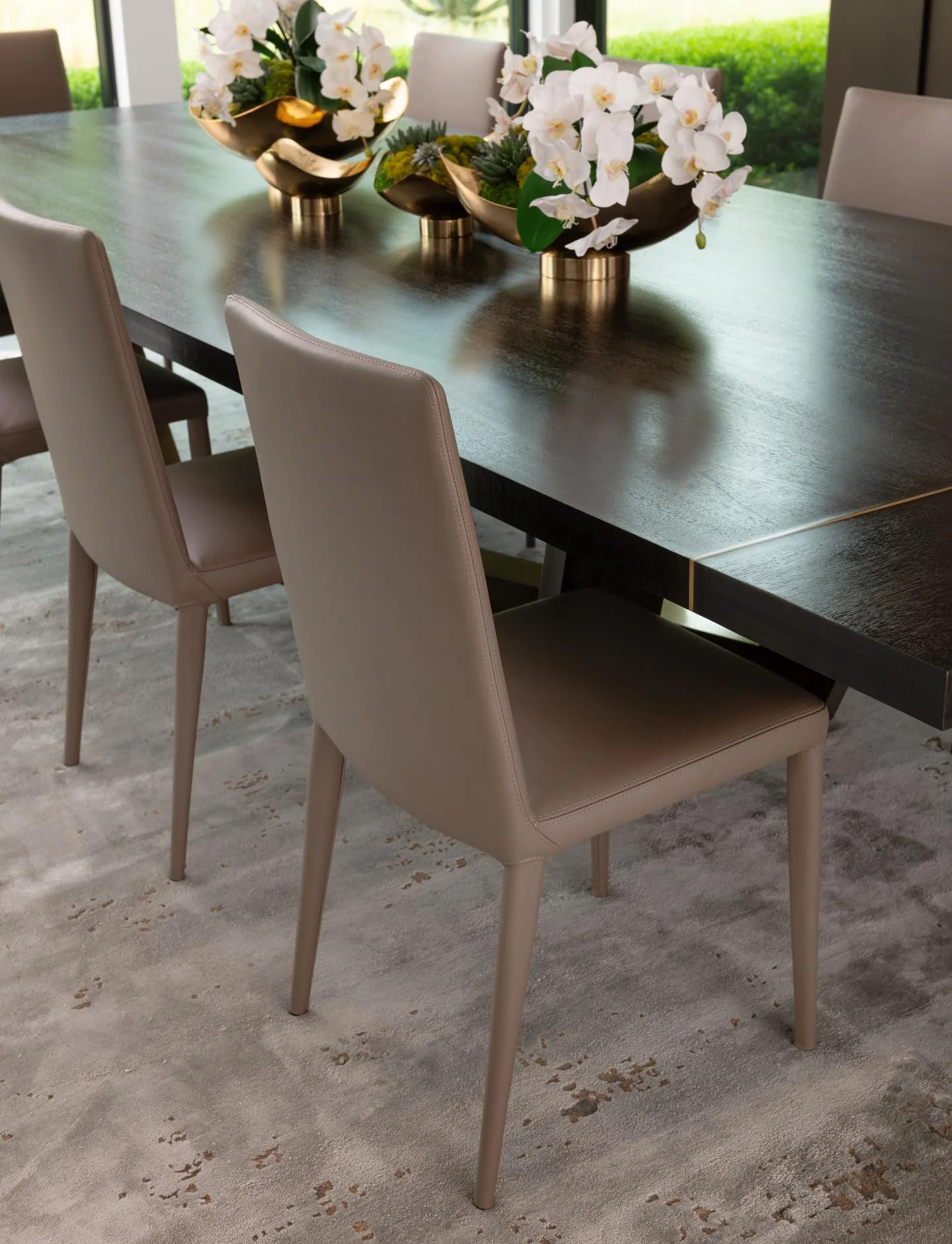 Subtle sophistication in every detail. 🤍
&hellip;
📸: @piassickphoto
.
.
.
#dallasdesigngroup #ddg #dallasinteriordesign #interiordesign #luxuryinteriors #diningroomdecor #diningroomdetails #customdiningroom