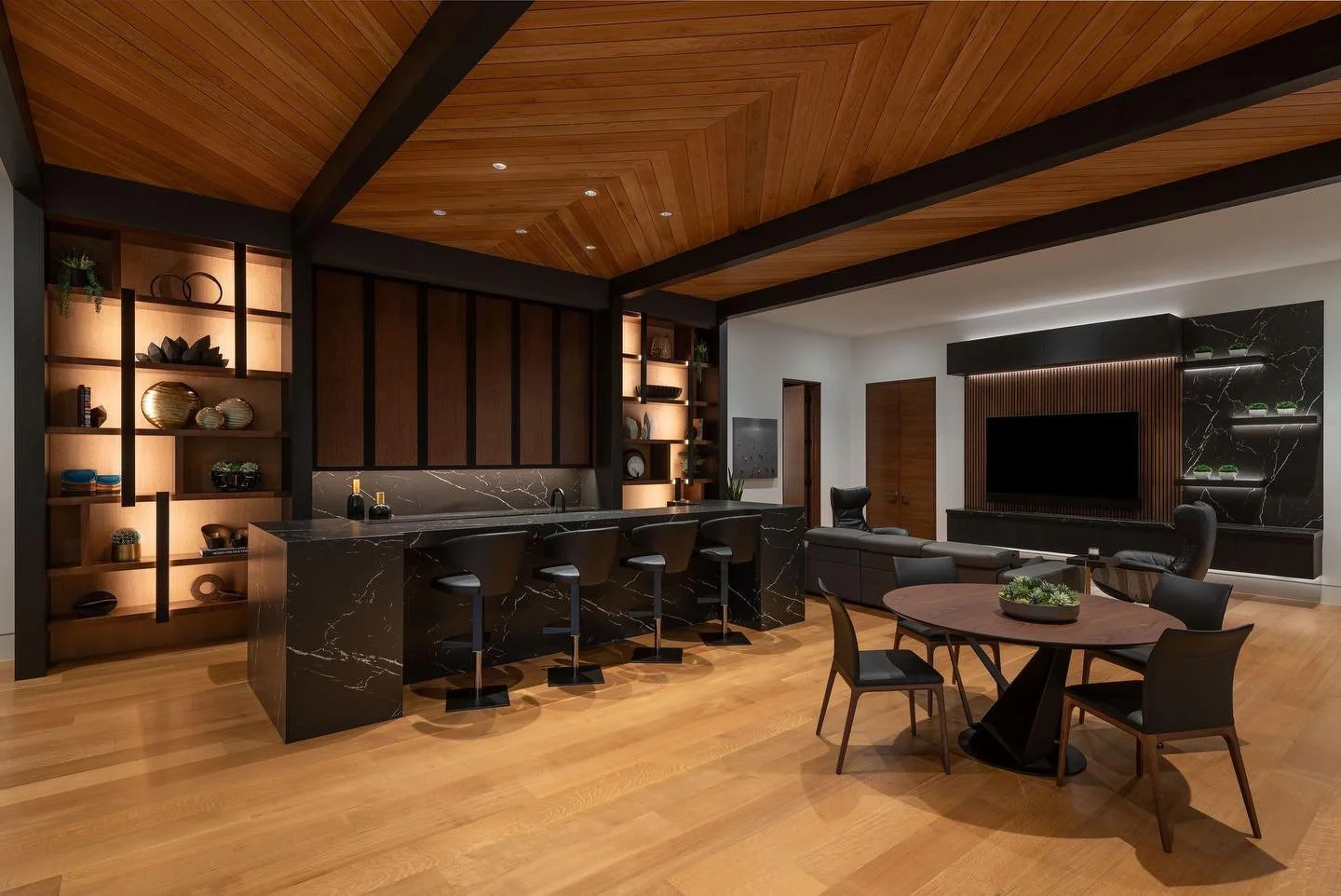 Modern entertaining, beautifully executed. 🍸
&hellip;
📸: @piassickphoto
.
.
.
#dallasdesigngroup #ddg #dallasinteriordesign #interiordesign #luxuryinteriors #bardesign #custombar #customhomebar #homebar #wetbar #entertain #interiorarchitecture